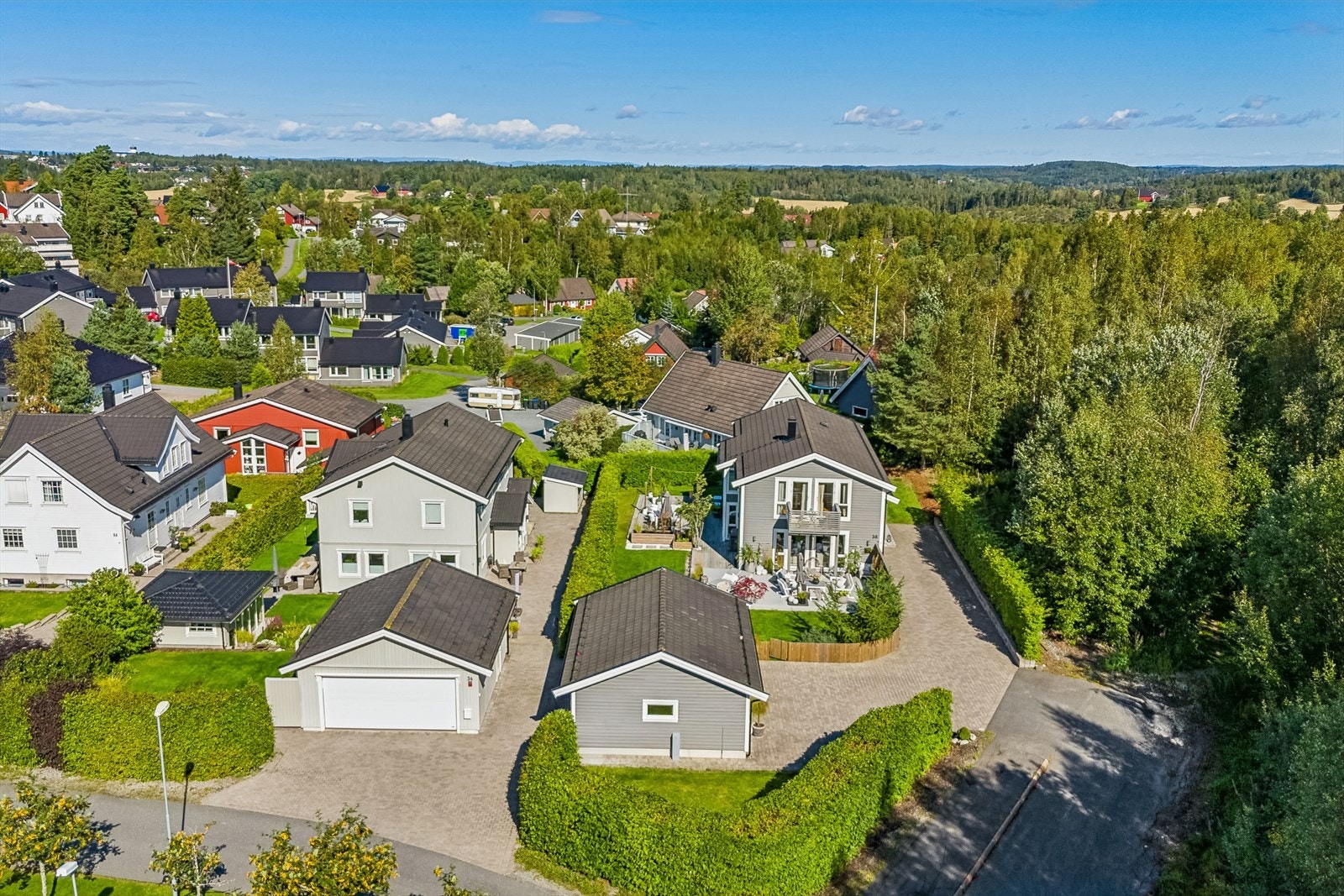 Boligen passer perfekt for familier som ønsker å bo i en rolig gate med nærhet til barnehage og skole. Ellers er det kort vei til Vestby sentrum med butikker, treningssenter, togstasjon og Vestby senter - her vil du finne det du skulle trenge i hverdagen. Galleribilde