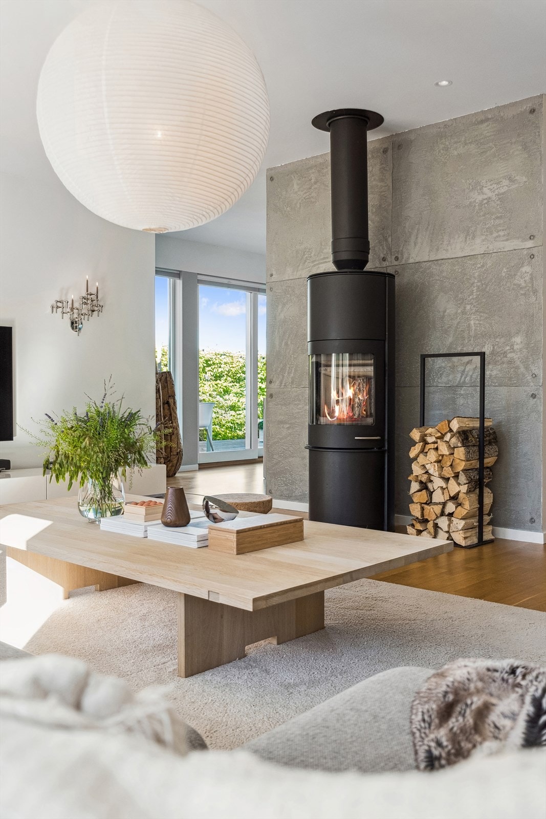 I stuen er det montert vedovn som avgir god varme på kalde dager. Galleribilde