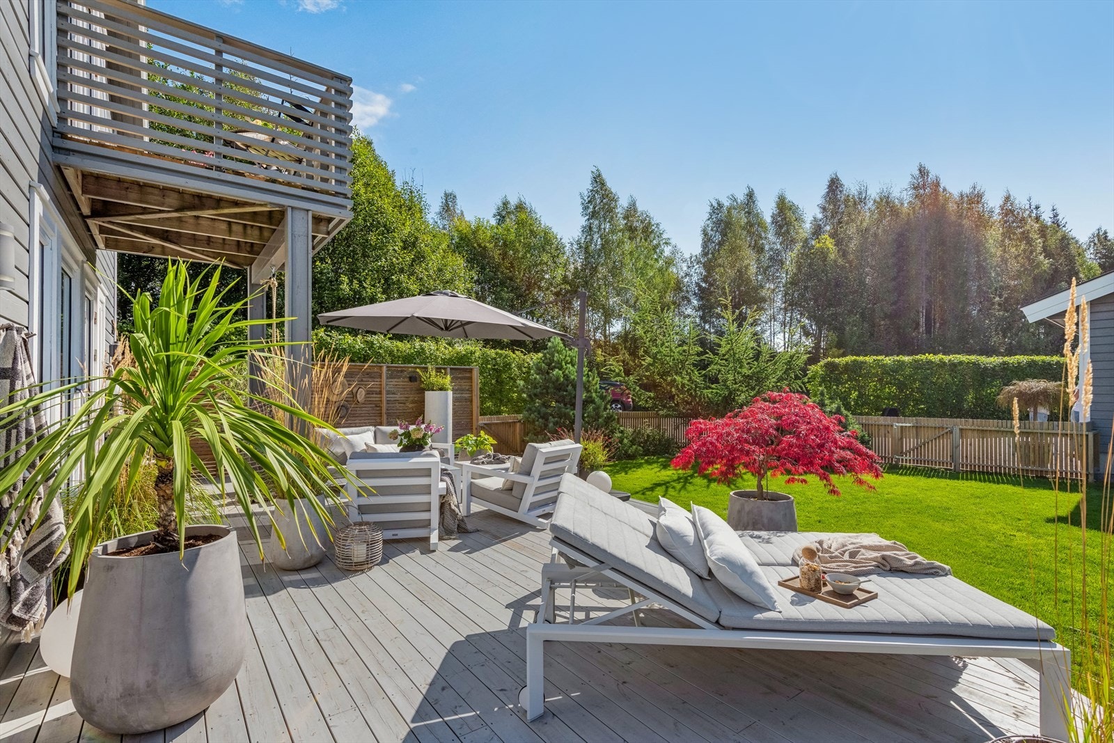 Tomten er videre svært pent opparbeidet med diverse flotte prydbusker og bed. Et lettstelt plenareal innbyr til lek og aktiviteter for både store og små. Galleribilde