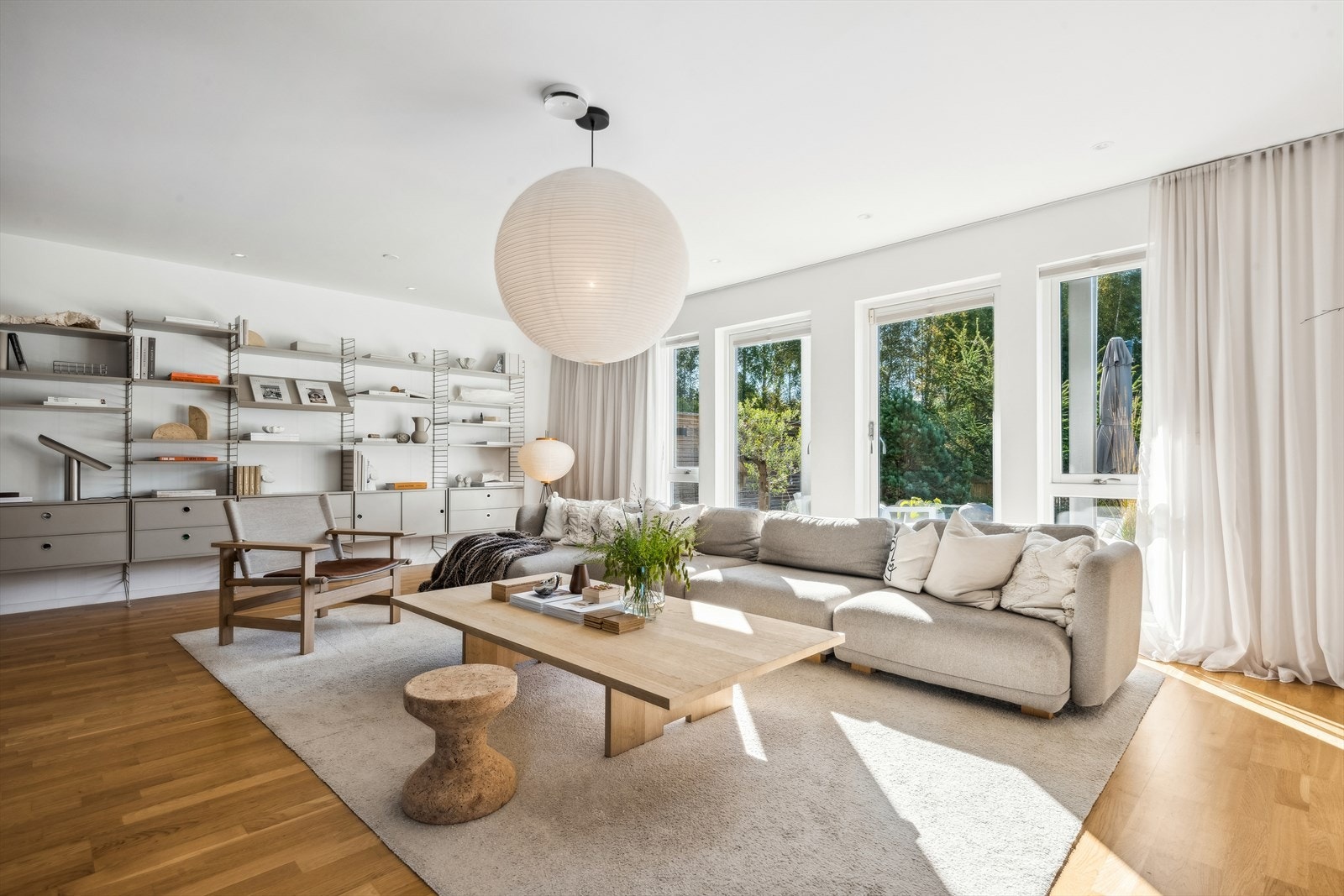 Det er store vindusflater i stuen som slipper inn naturlig lys, og skaper en god atmosfære i rommet. Galleribilde