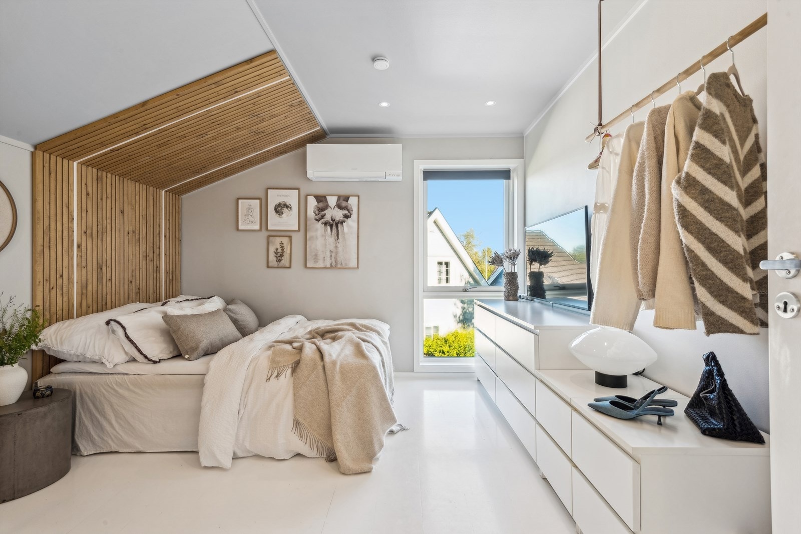 Alle soverommene har god plass til seng med tilhørende møblement. Galleribilde