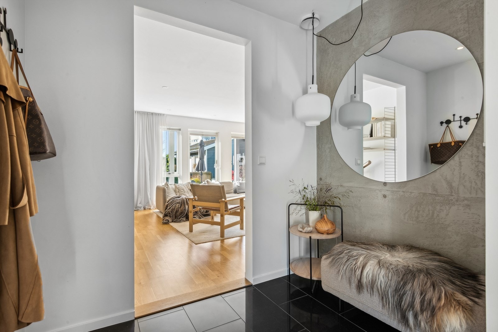 Velkommen inn - her ønskes du velkommen inn i lys entrè med plass til å henge fra deg ytterklær. Galleribilde