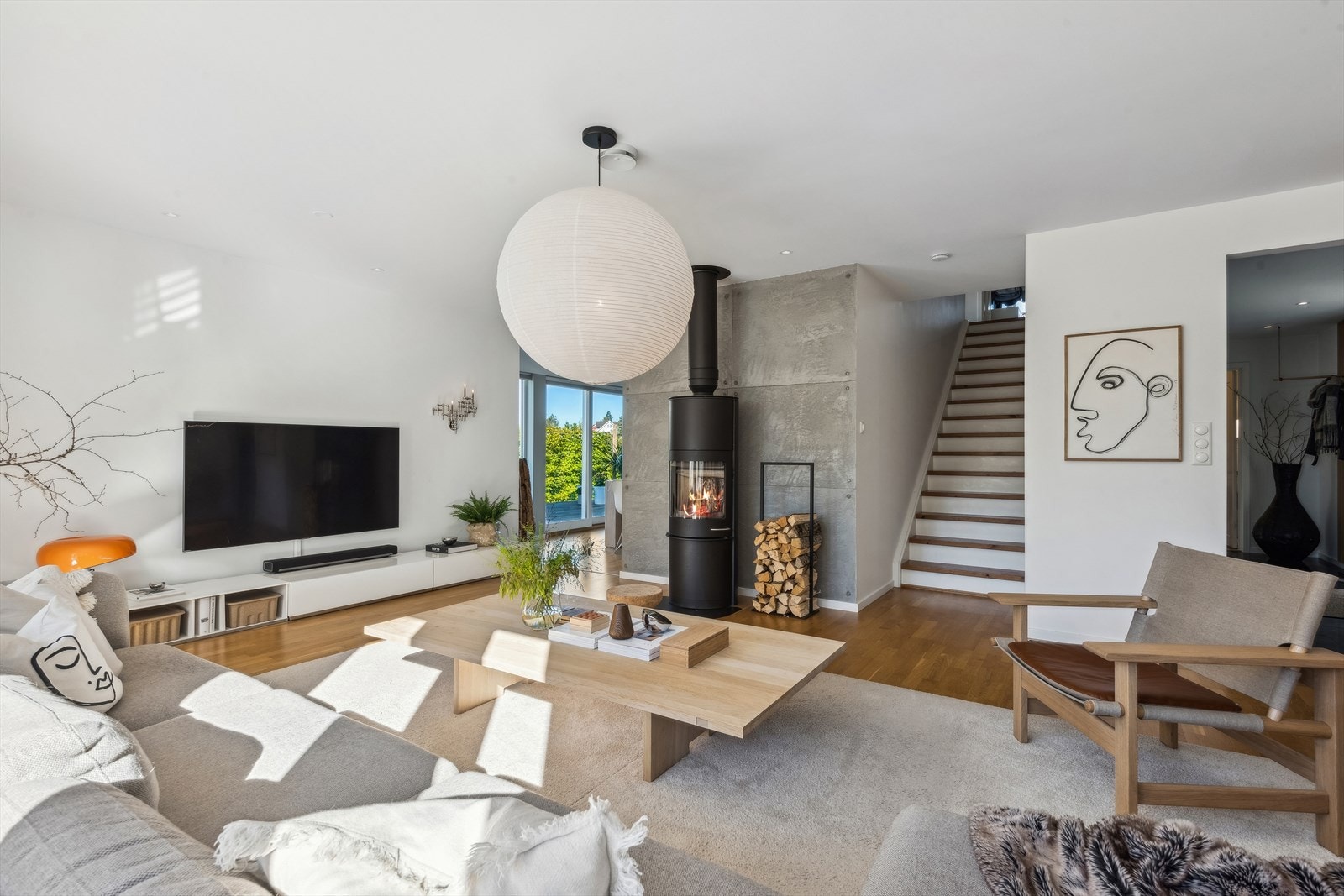 I stuen er det trapp som fører deg opp i boligens andre etasje. Galleribilde