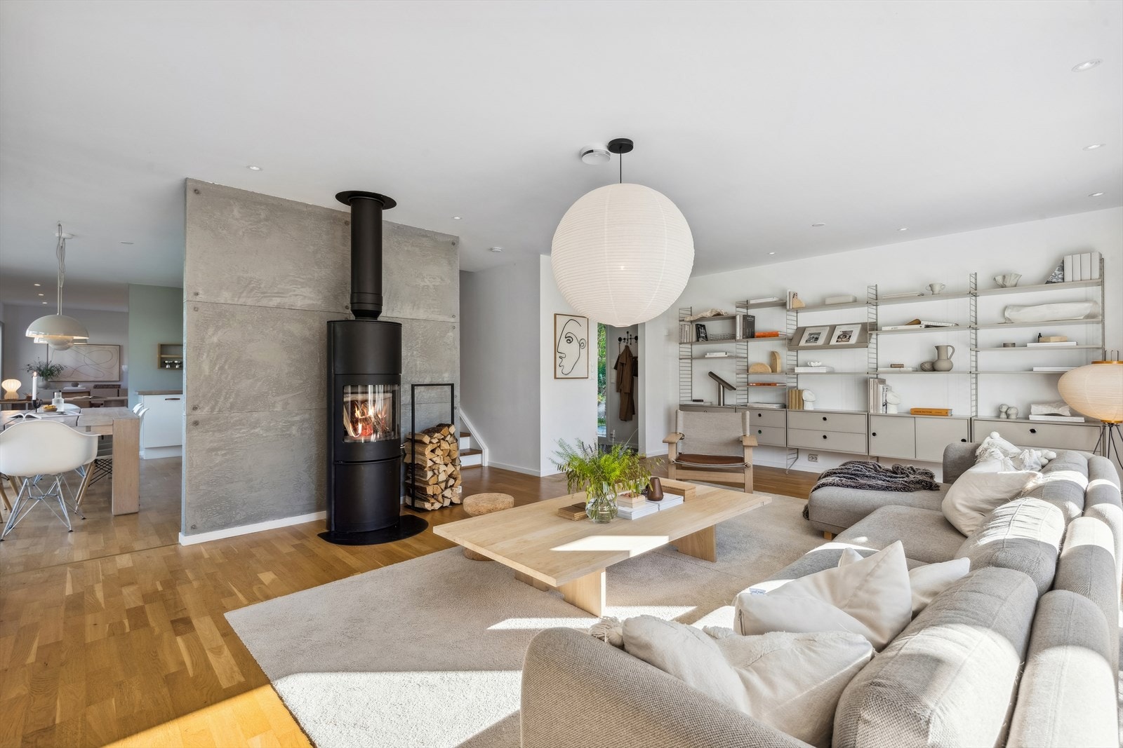 Boligen er malt i lune, fine farger - her er hvert rom gjennomtenkt. Boligen byr også på mange fine detaljer, som gjør det lille ekstra. Galleribilde