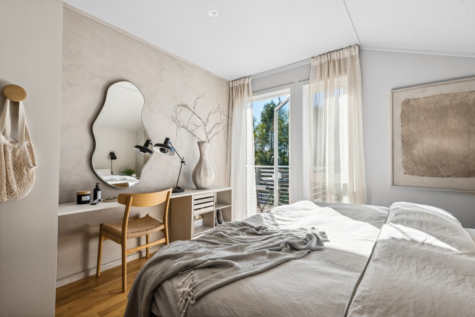 Fra dette soverommet er det også utgang til balkong. Galleribilde