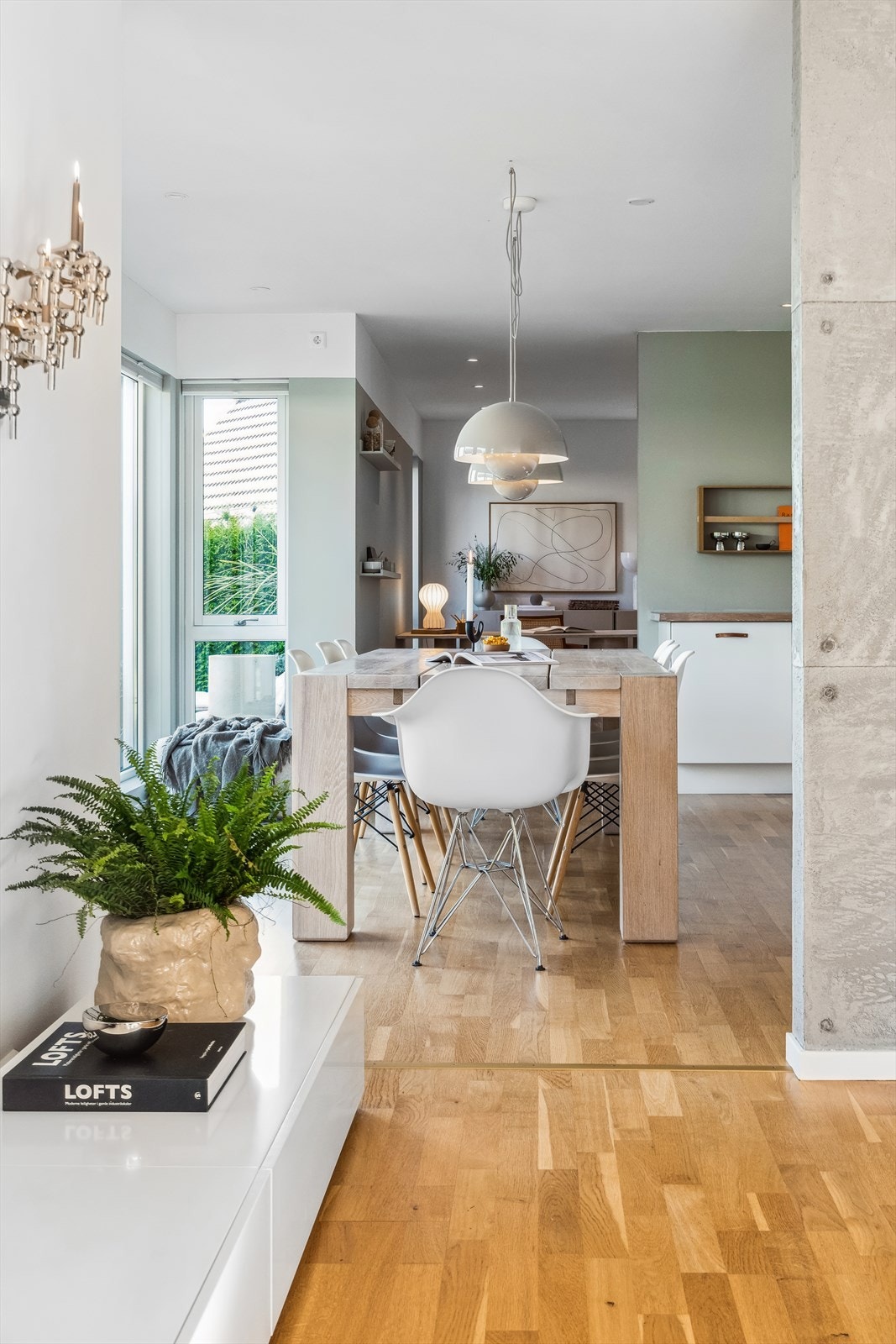 Kjøkkenet ligger i delvis åpning til stuen, som gjør rommet mer sosialt ve besøk! Galleribilde