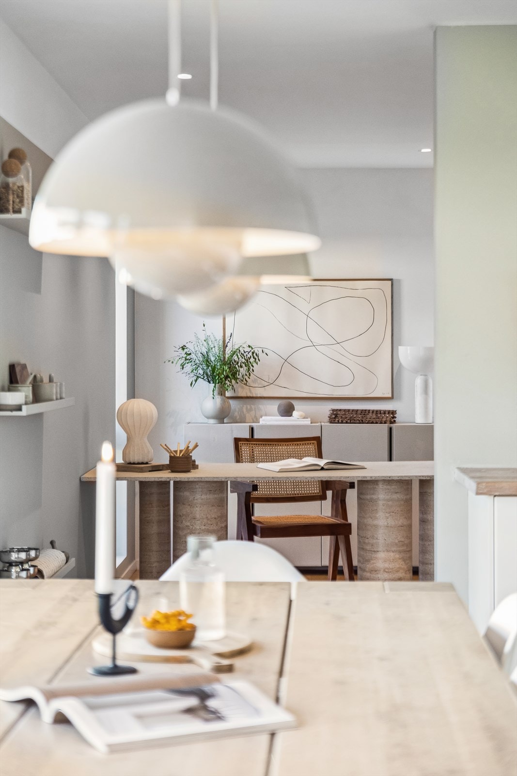 Fra kjøkkenet er det adkomst til arbeidsrom som i dag er innredet som kontor. Galleribilde