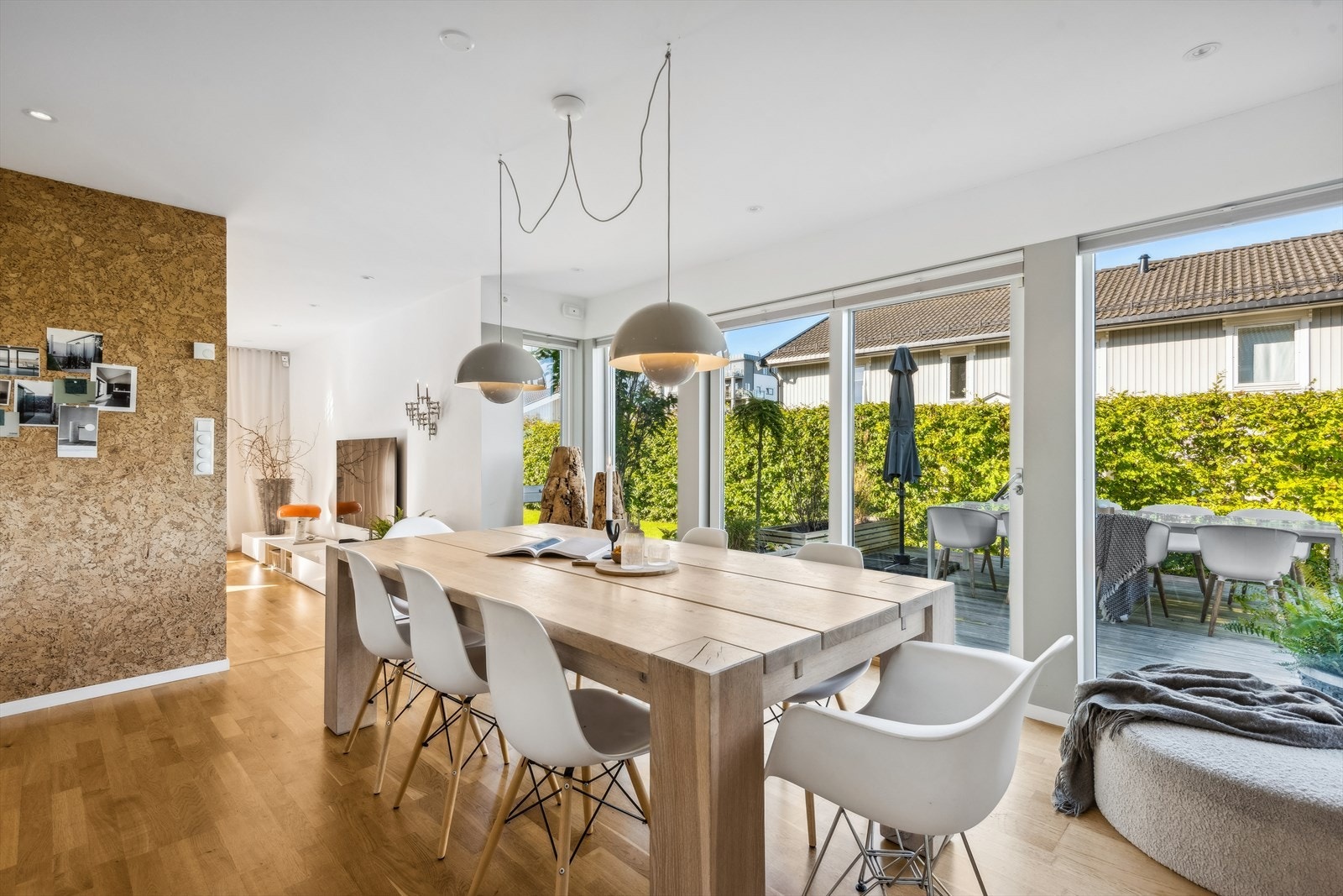 Fra kjøkkenet er det skyvedører som enkelt kan åpnes opp med adkomst til pent opparbeidet uteområde. Galleribilde