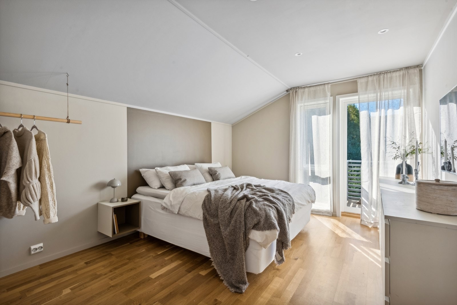 Hovedsoverommet har god plass til seng med tilhørende møblement! Galleribilde