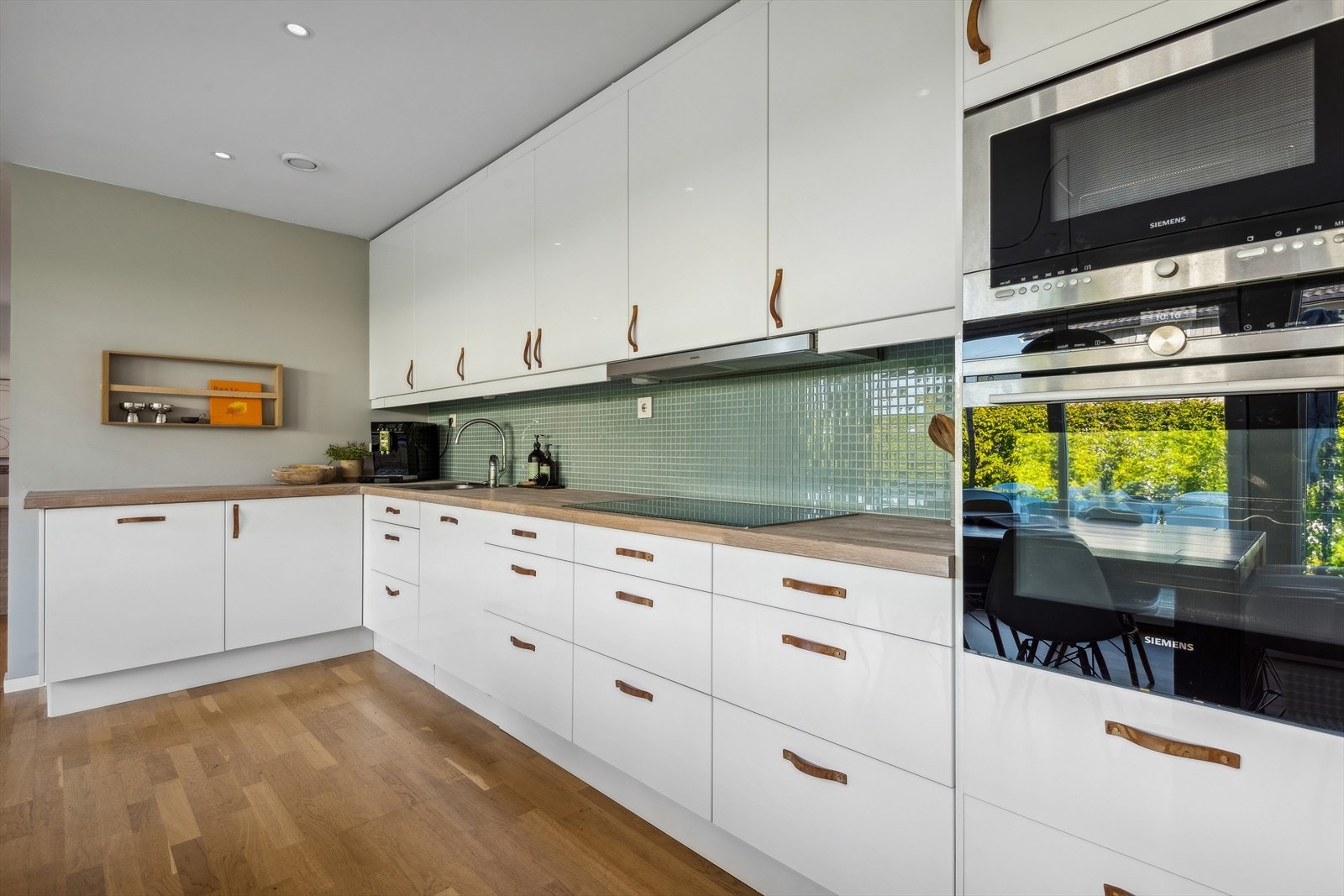 Kjøkkenet er innredet i en praktisk form med godt med skap- og oppbevaringsplass. Galleribilde