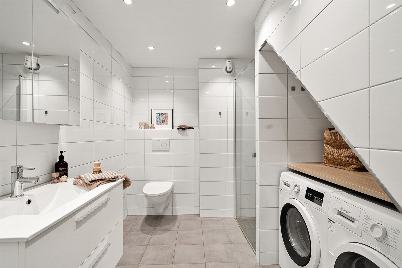 Nyere flislagt bad, varmekabler og opplegg for vaskemaskin og tørketrommel. Badet er renovert i 2020. Galleribilde
