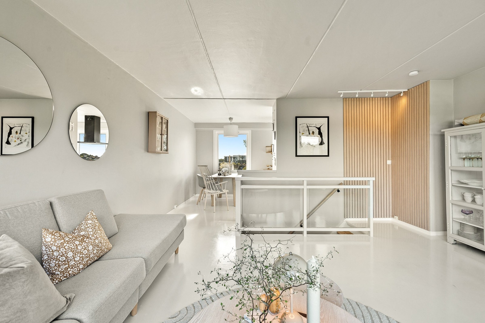 Stue med åpen løsning til spiseplass og kjøkken. Flott utsikt fra kjøkken og stuen. Galleribilde