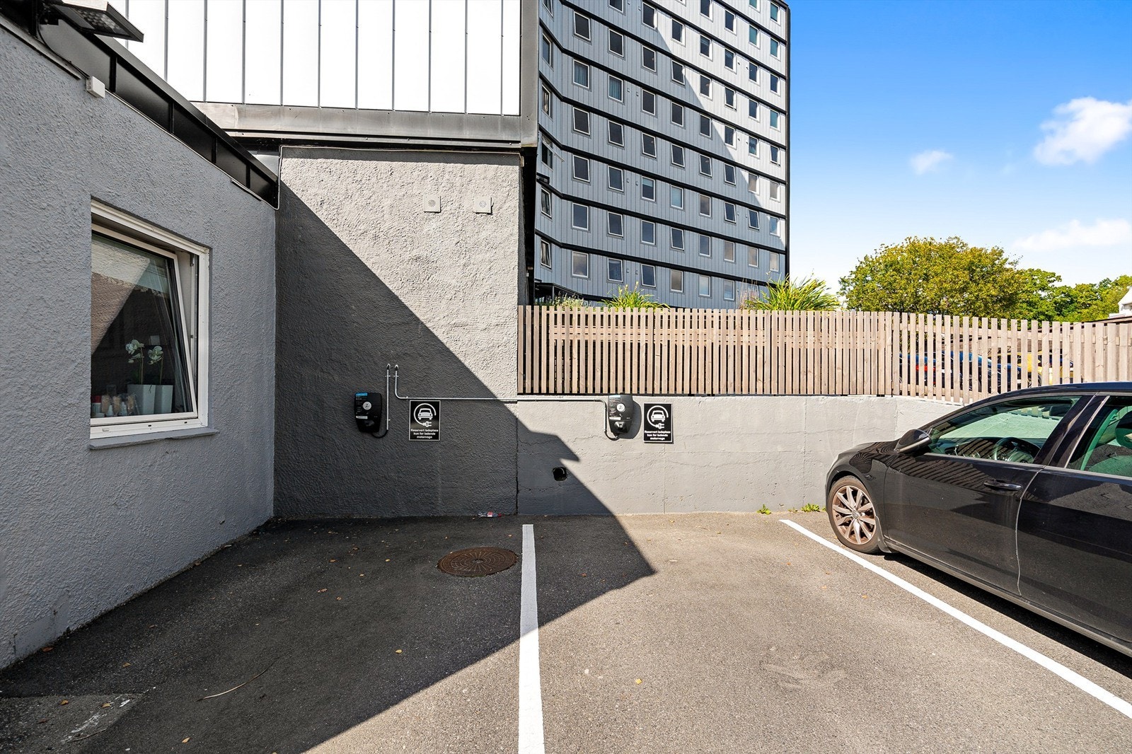 Borettslaget har installert 2 elbilladere. Galleribilde