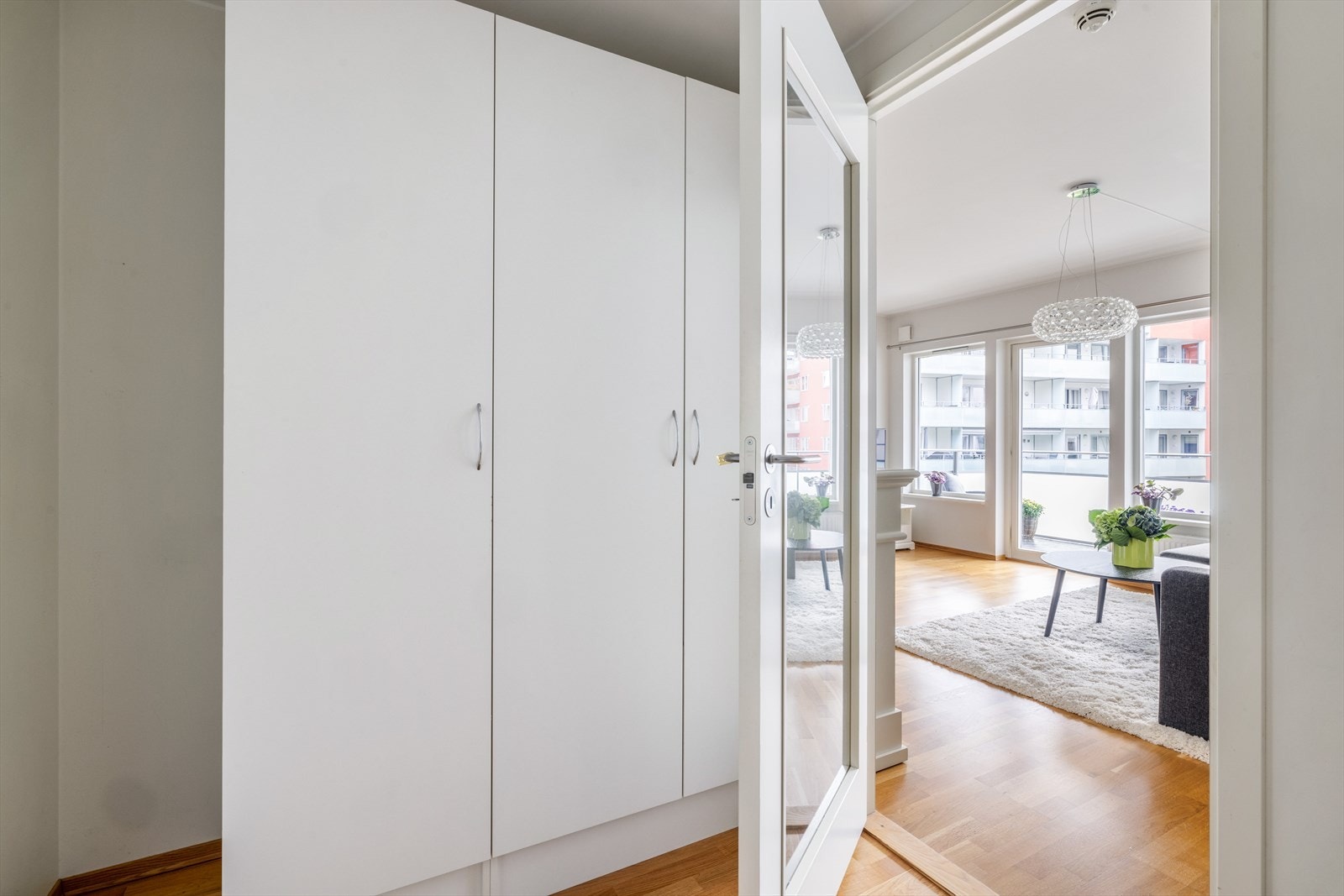 - Garderobeskap i entréen følger boligen - Galleribilde