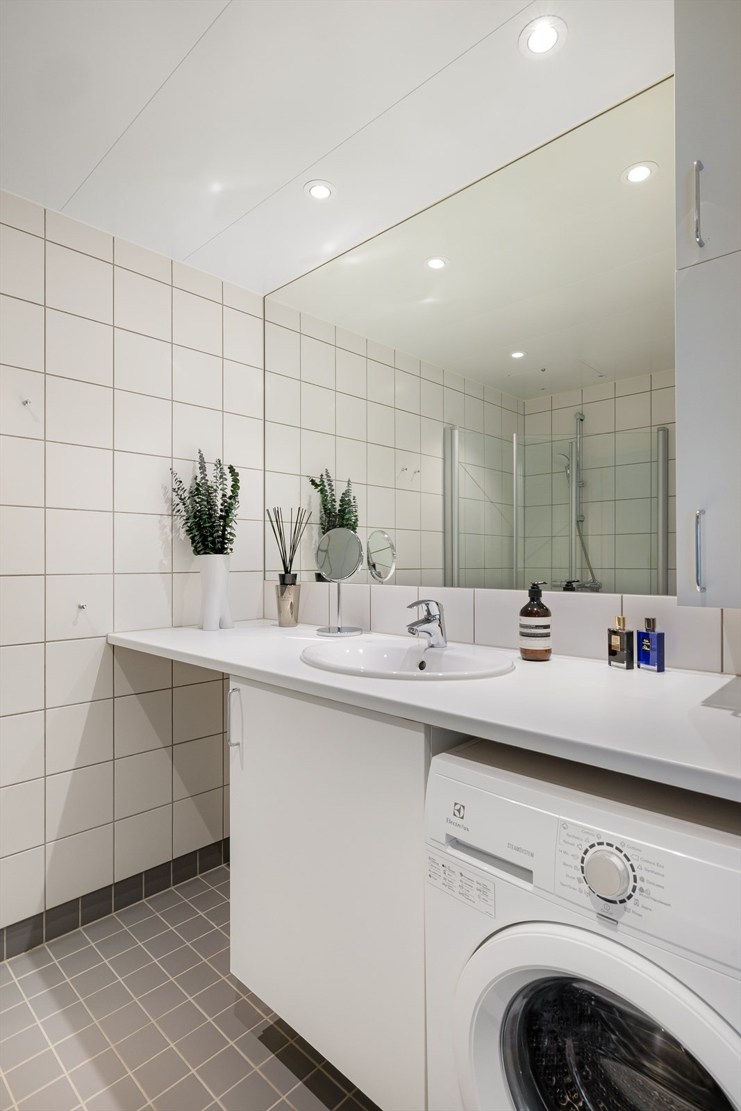 - Det er opplegg for vaskemaskin på baderommet og downlights i himlingen - Galleribilde