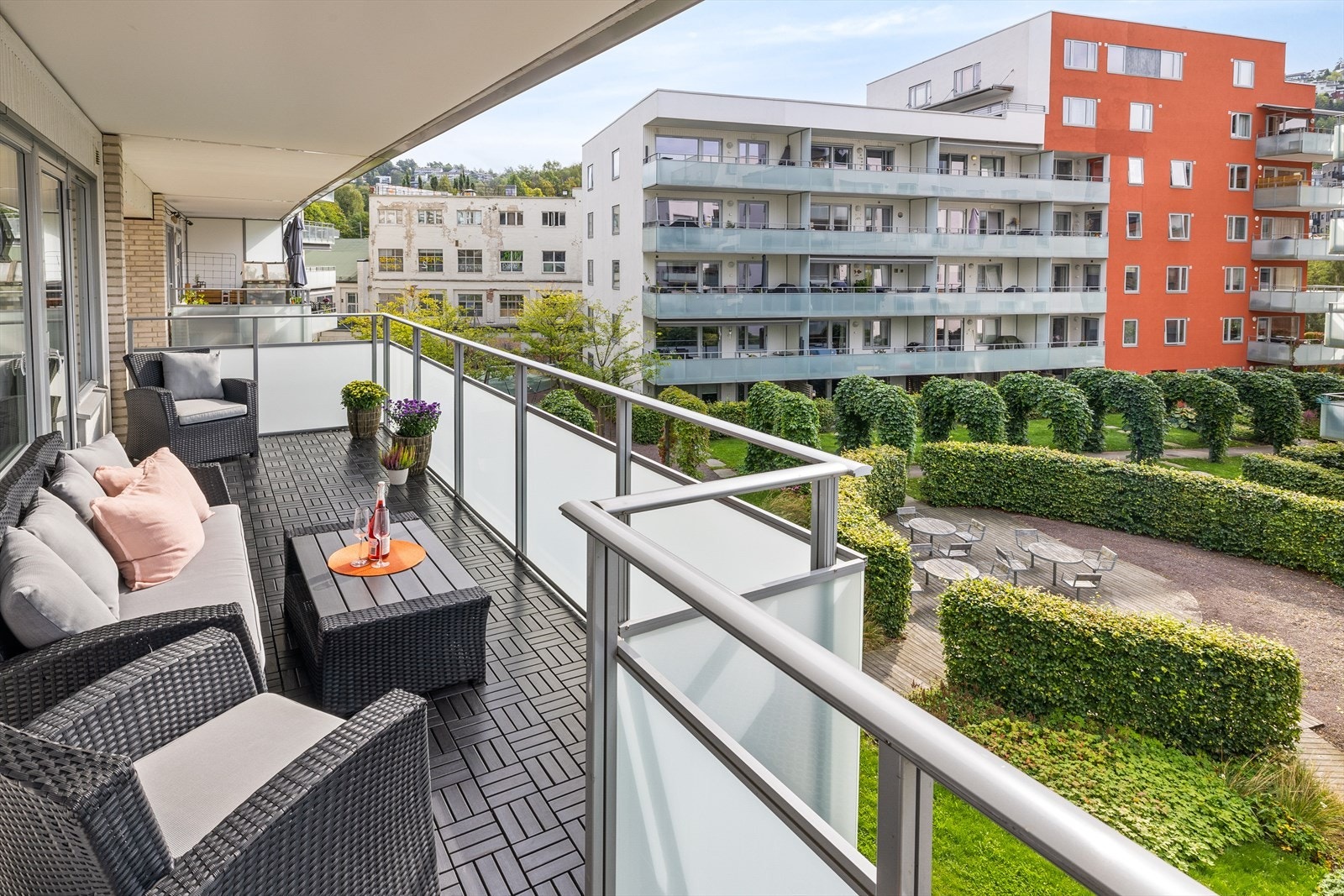 - Ute på balkongen er det strømuttak, og det er tillat med både gass- og elektrisk grill - Galleribilde