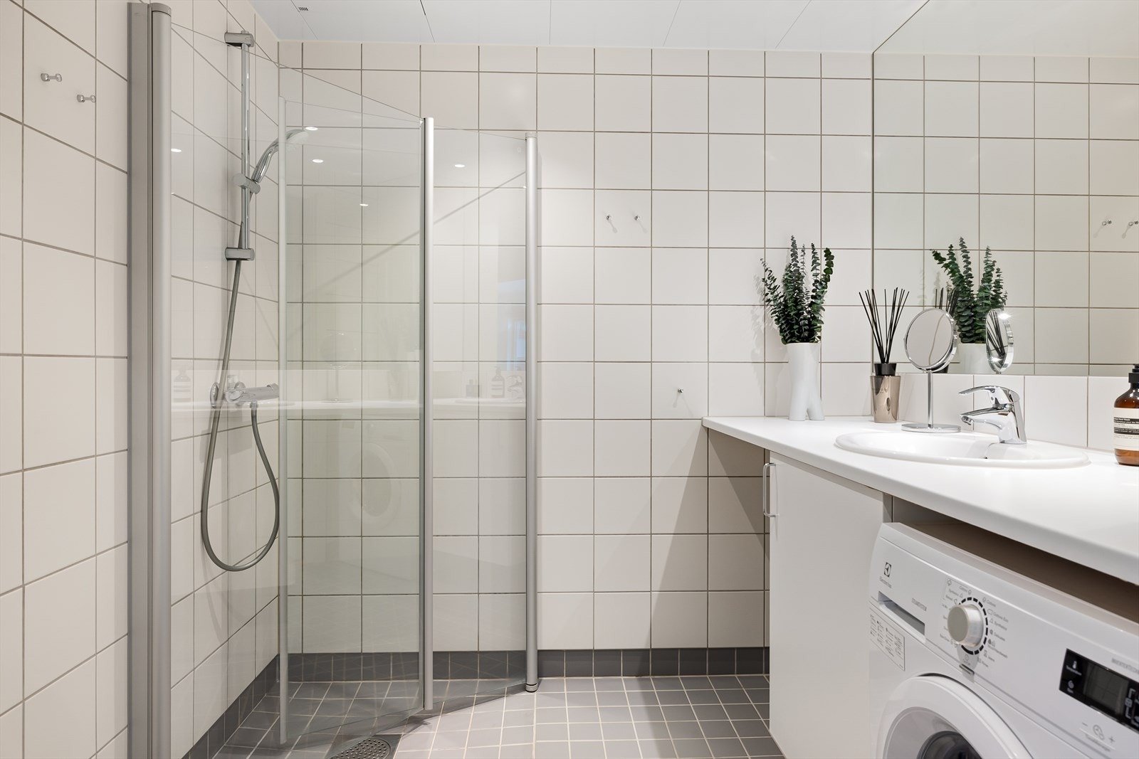 - Romslig prefabrikkert bad fra byggeår med elektriske varmekabler i gulv - Galleribilde