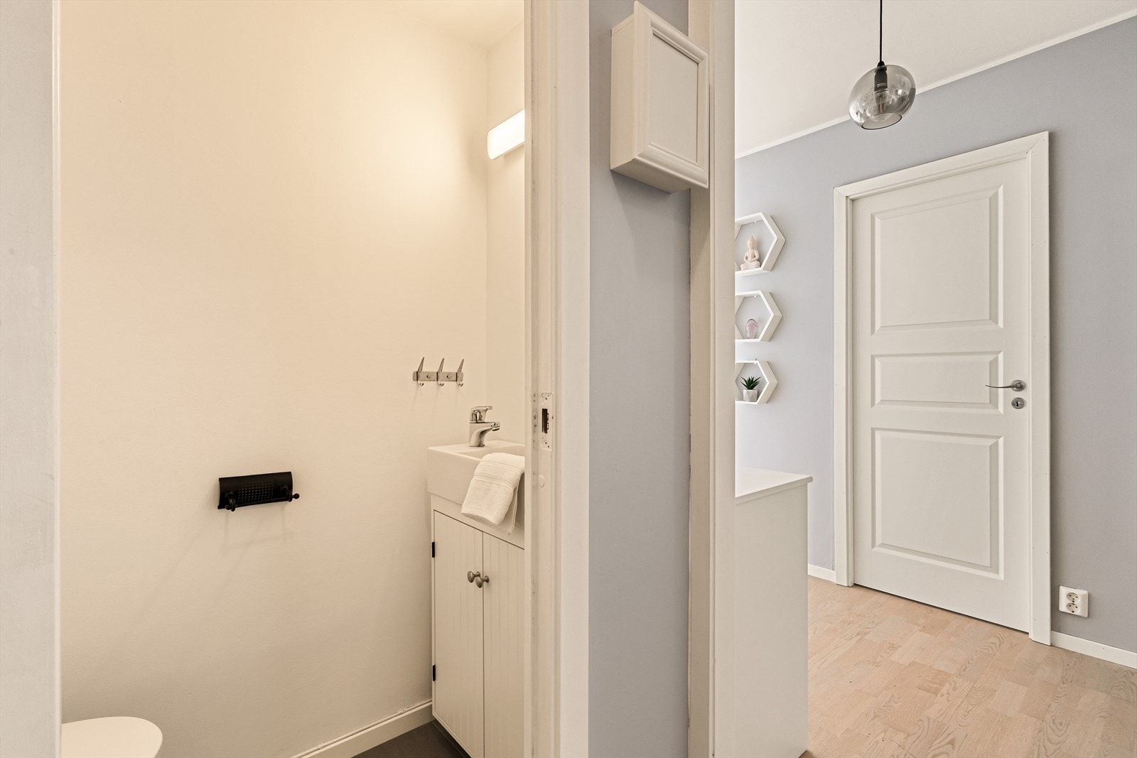 Praktisk separat wc-rom i entreen. Galleribilde