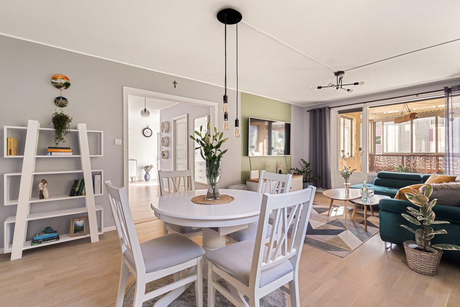 Leilighetens planløsning gjør det enkelt å innrede med spisebord i stuen. Galleribilde