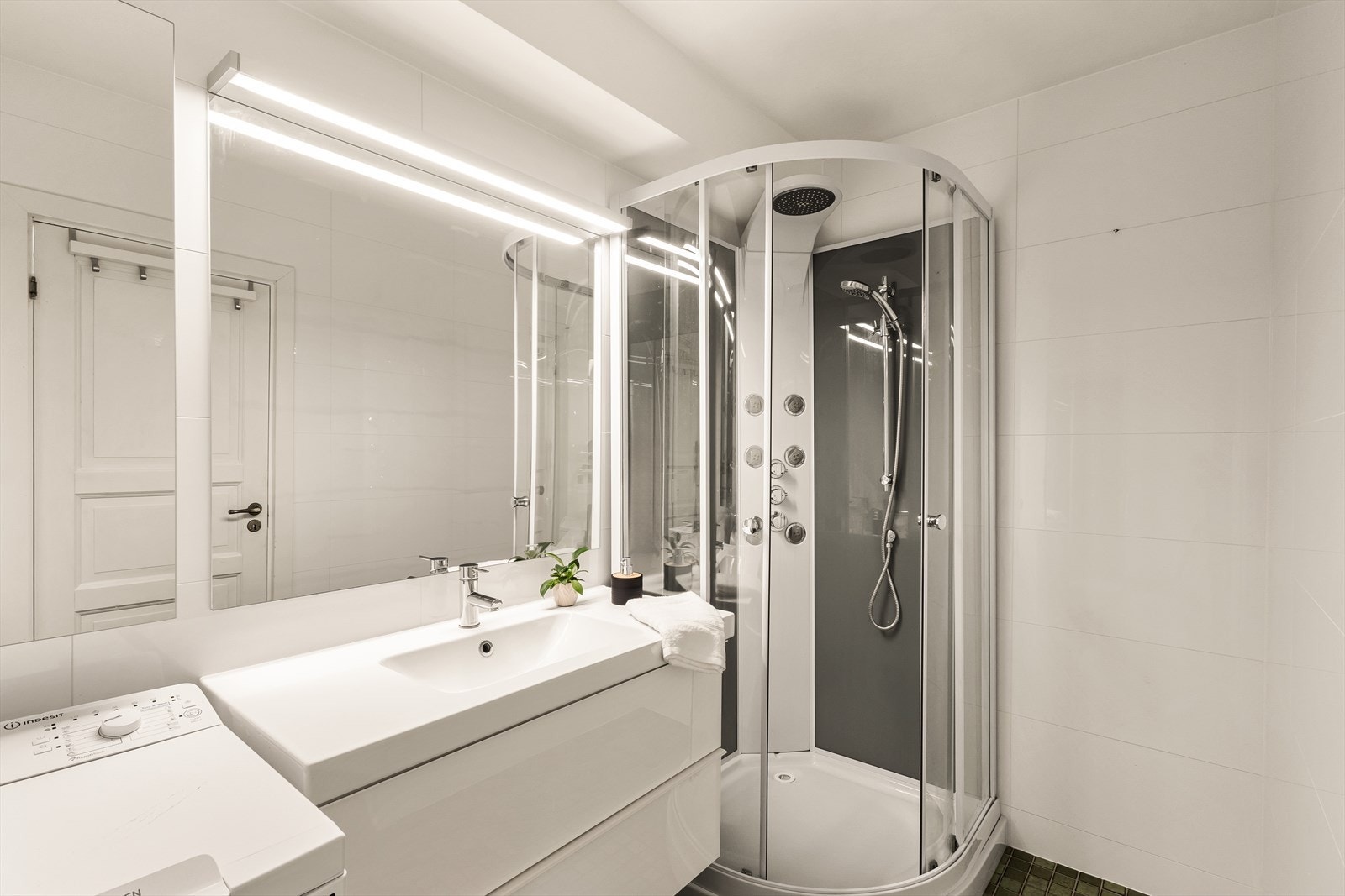 Badet er helfliset med varmekabler i gulvet og inneholder Galleribilde