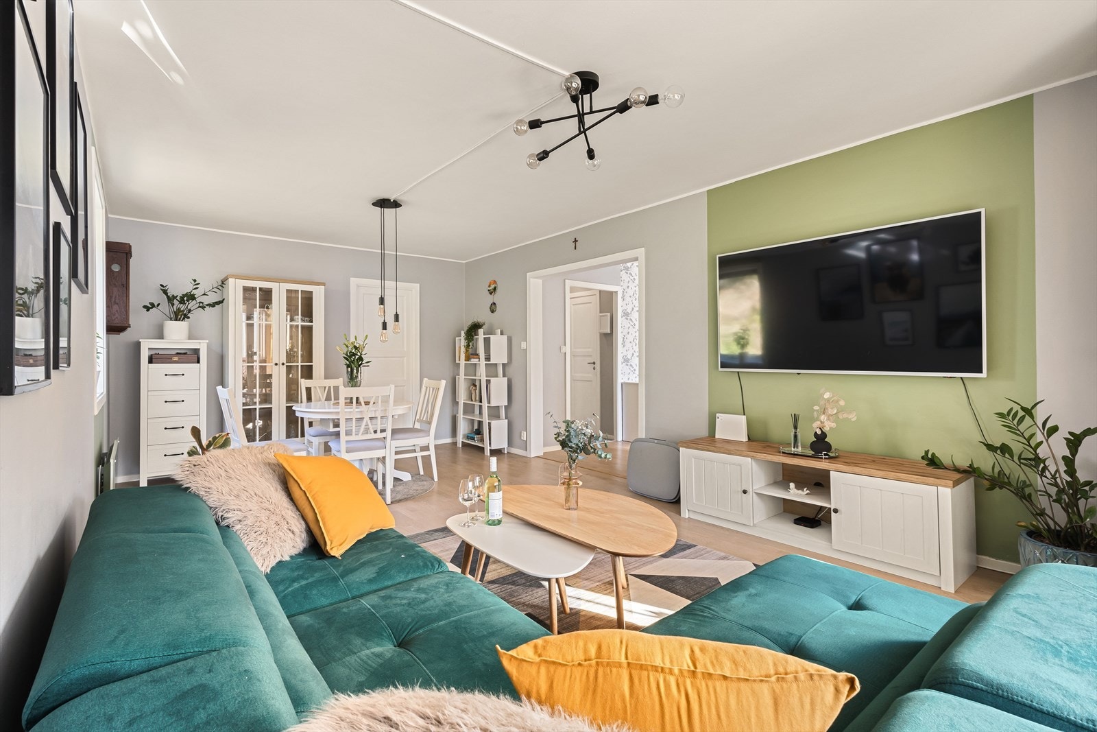 Vi begynner i hjertet av hjemmet! Stuen måler 24,3 m². Galleribilde