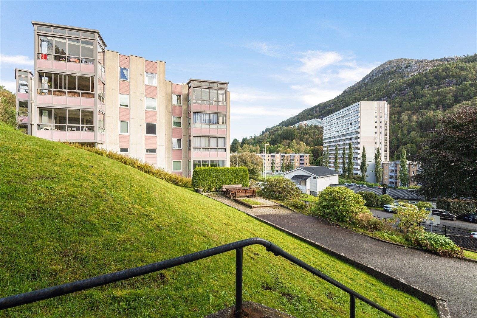 Leiligheten har tilhørende garasjeplass, samt to eksterne boder i kjelleren for oppbevaring. Galleribilde