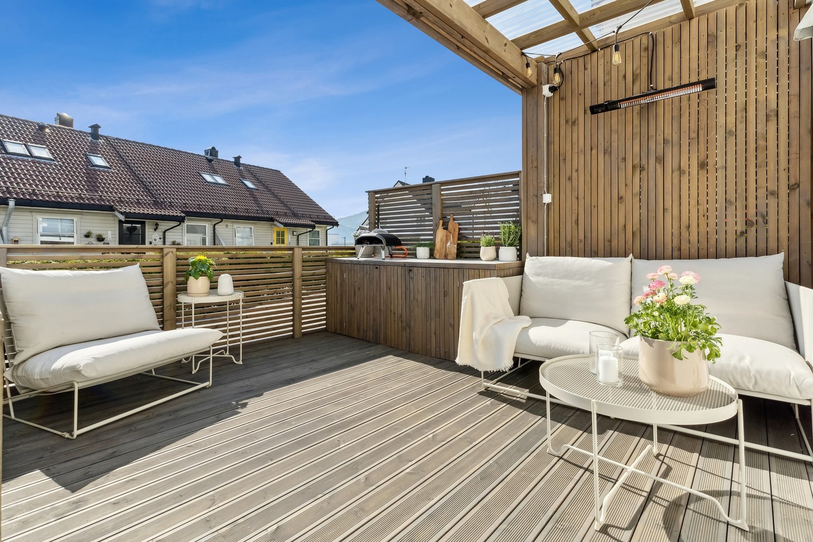 Solrik og lun uteområde Galleribilde