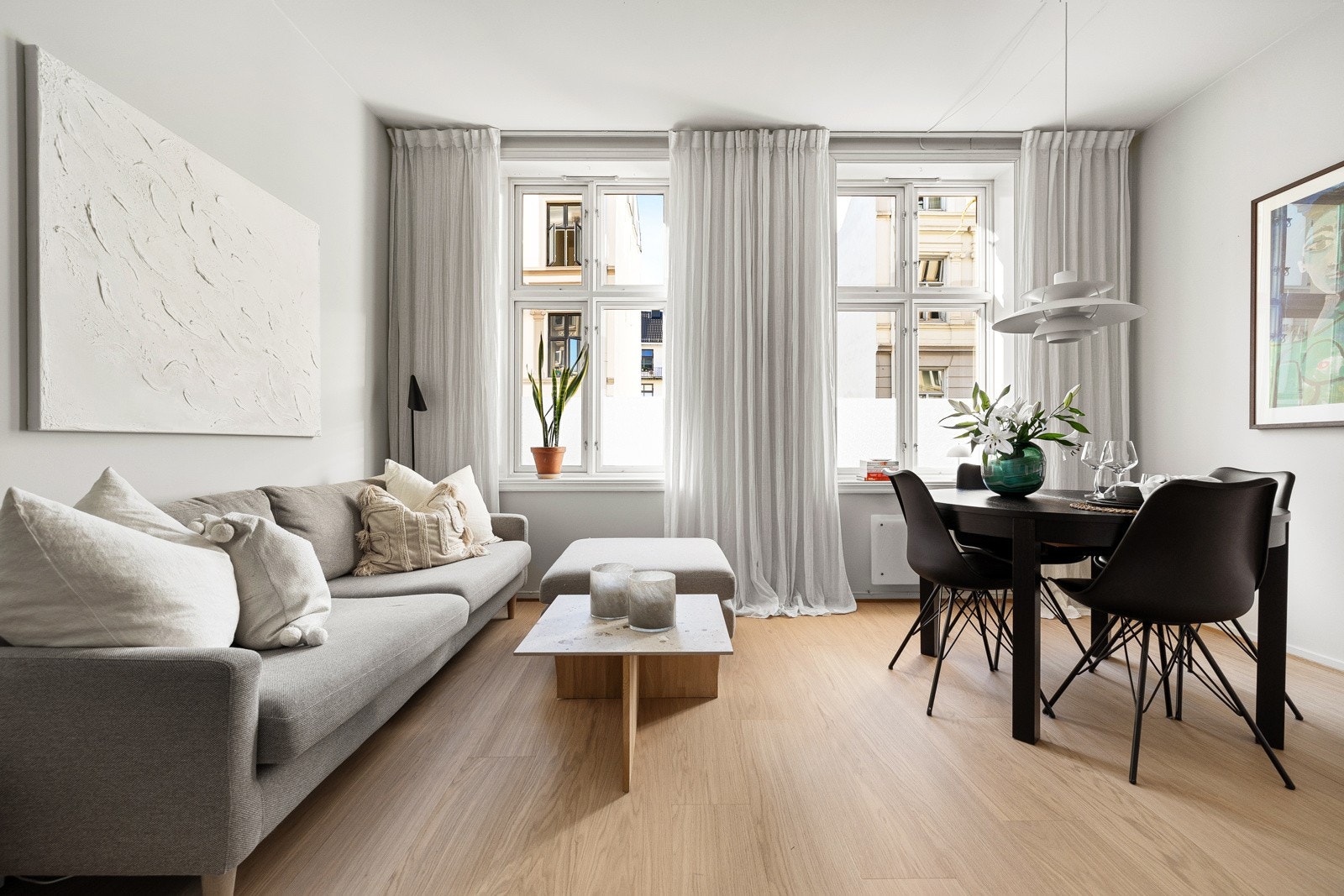 Her har du plass til både sofagruppe og et lite spisebord Galleribilde
