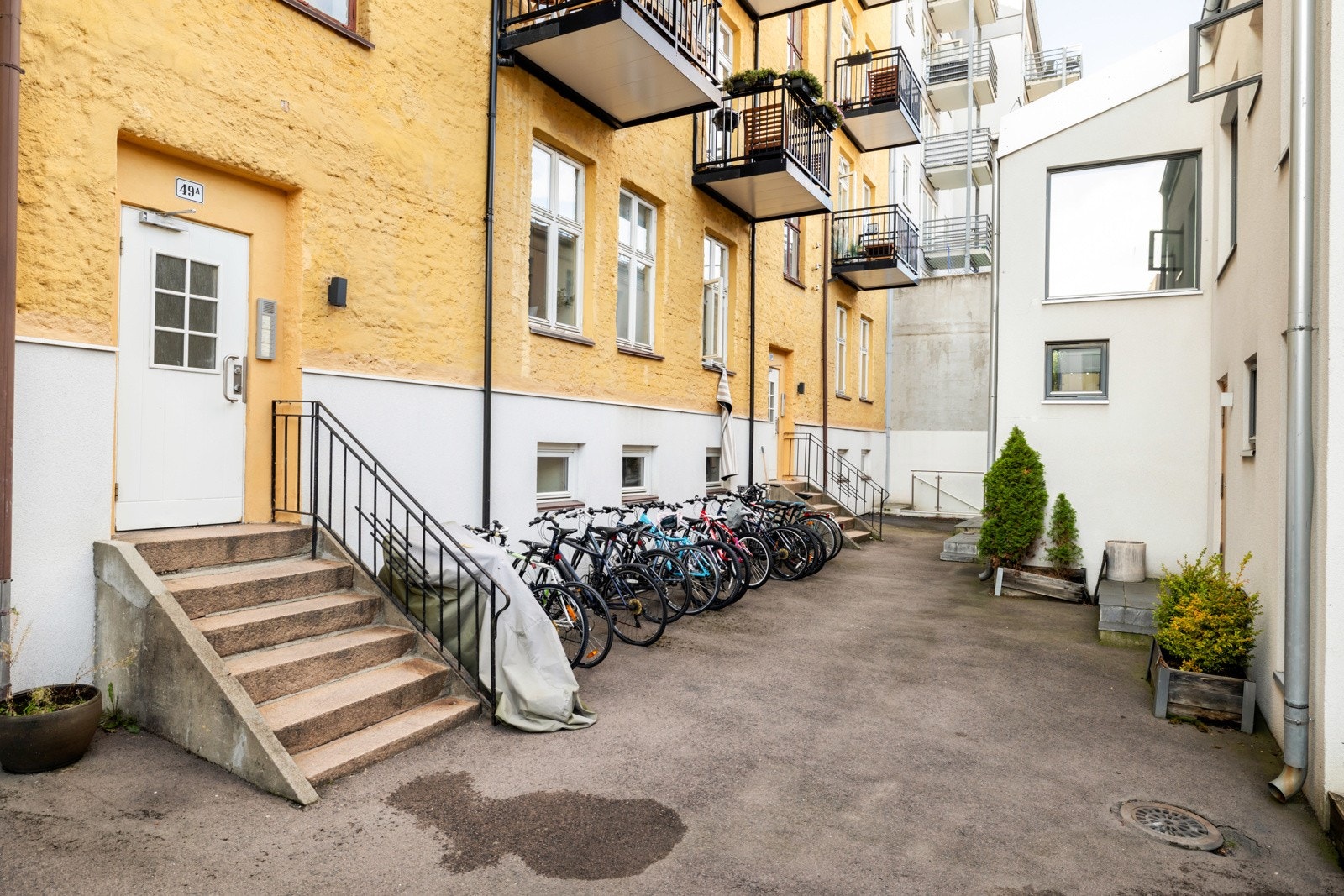 I bakgården er det satt opp sykkelstativ Galleribilde