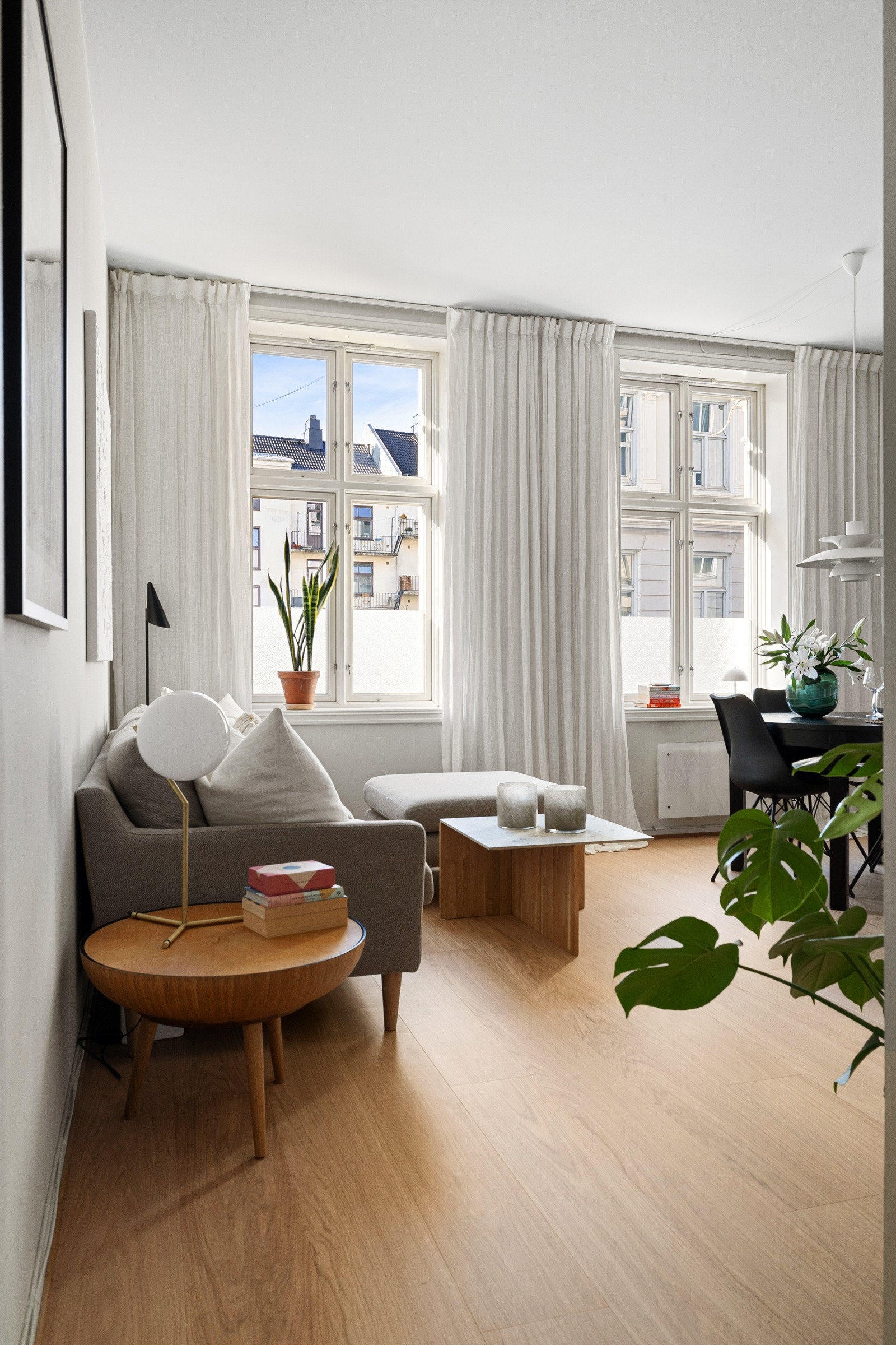 To store vindusflater slipper inn rikelig med naturlig lys, kombinert med takhøyde på 2,8 meter skapet det er luftig rom Galleribilde