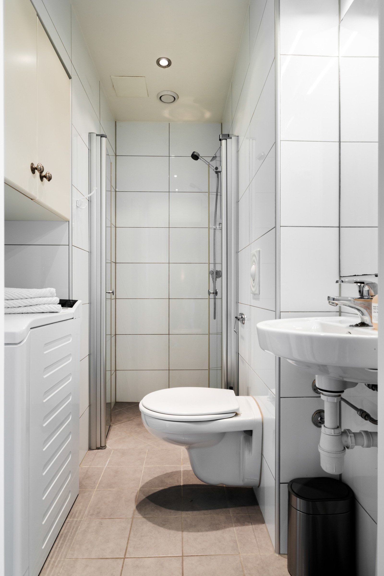 Leiligheten har et bad som er flislagt med varmekabler. Badet ble oppgradert med nye gulvfliser og varmekabler i 2020 Galleribilde