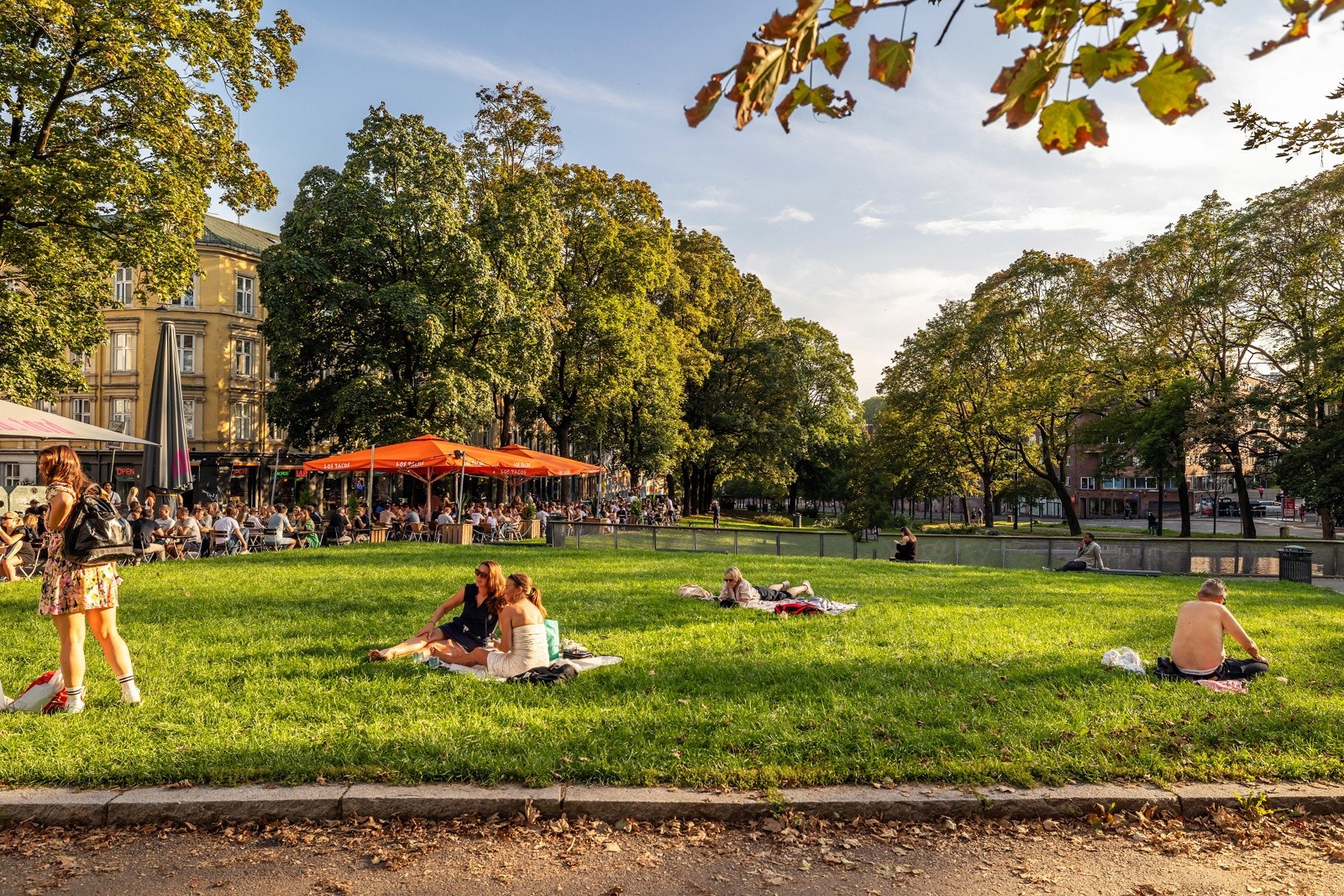 Om sommeren er det uteservering i parken ved Alexander Kiellands plass Galleribilde