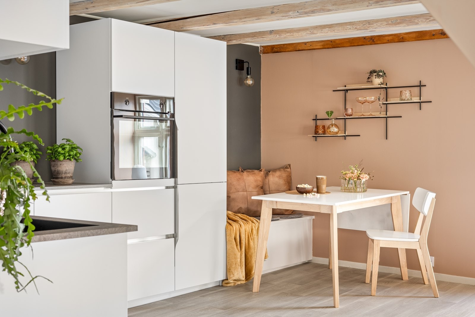 Leiligheten har moderne og stilrene fargevalg! Galleribilde