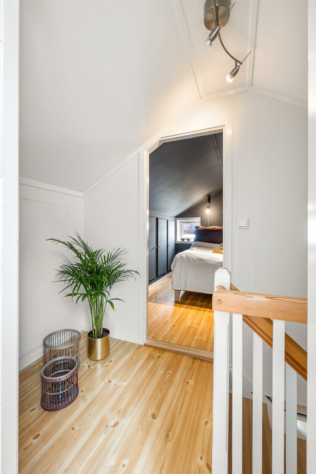 Opp en etasje har man to fine soverom, samt et trapperom. Galleribilde