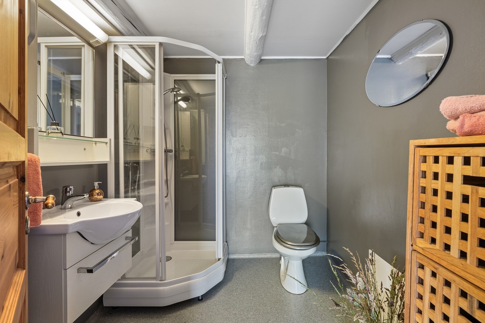 Baderommet har belegg på gulv, og malt strie på veggene. Galleribilde