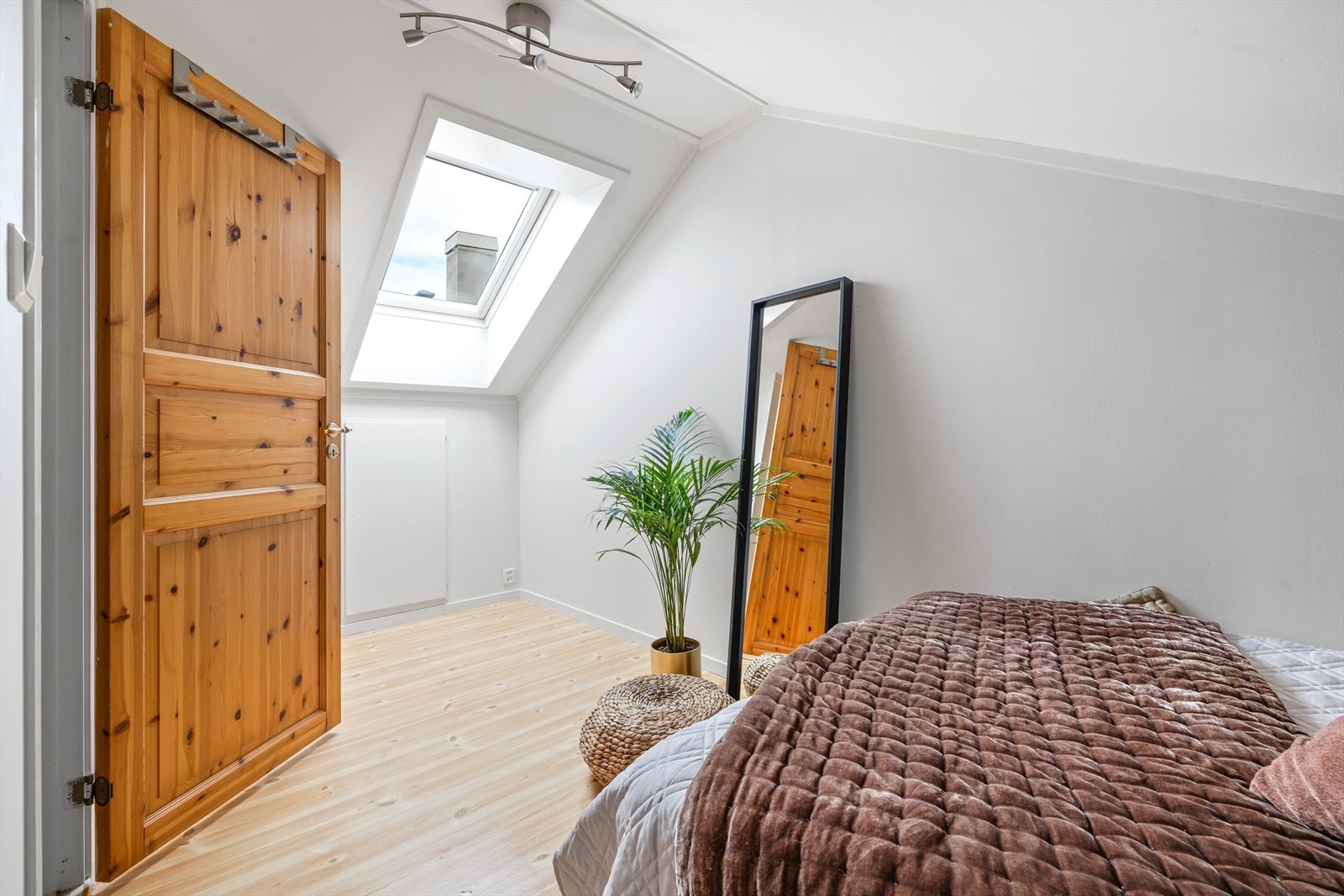 Begge soverommene mangler godkjente rømningsveier. Galleribilde