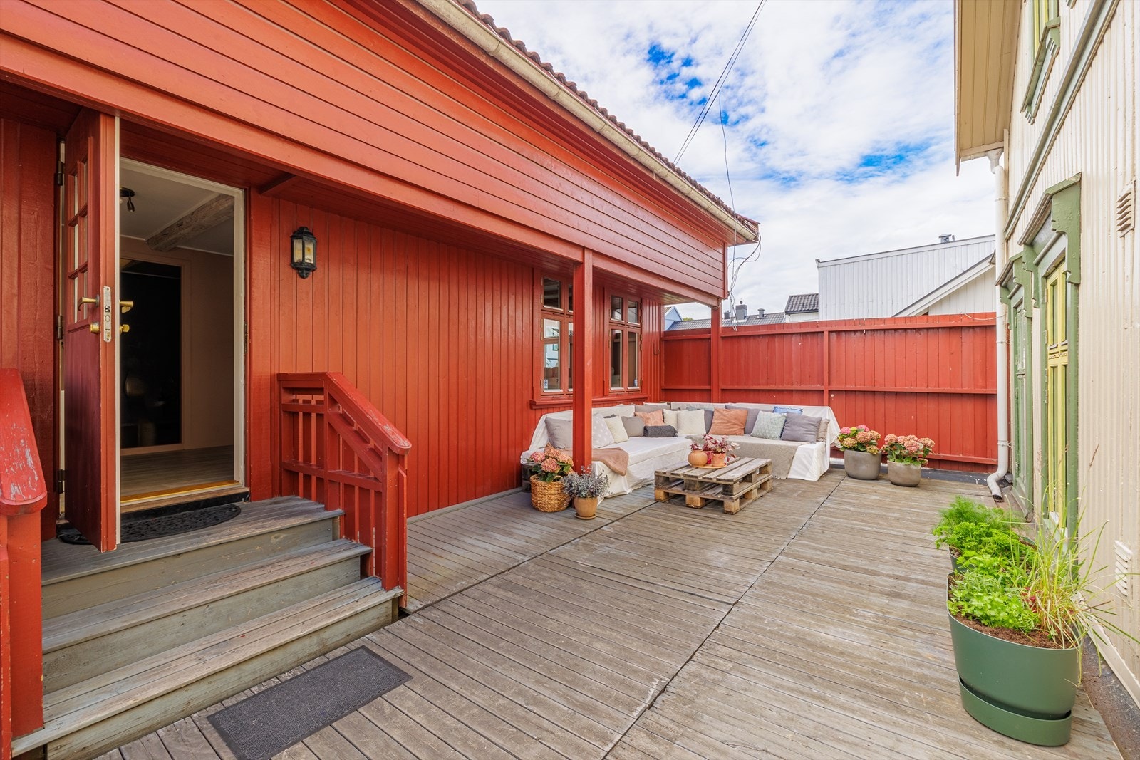 En sjarmerende og nydelig leilighet over to plan, beliggende særs sentralt og attraktivt til i Tønsberg, rett ved Slottsfjellet og jernbanestasjonen. Galleribilde