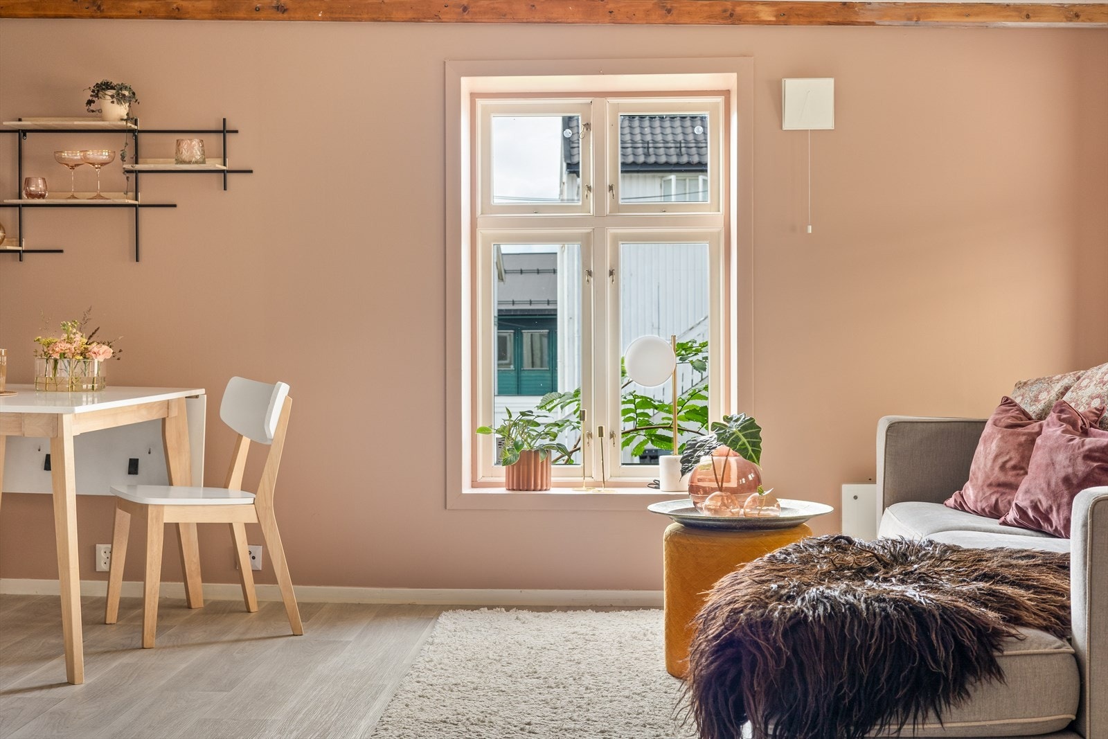 Fremstår som en sjarmerende og koselig leilighet med en lun og god atmosfære! Galleribilde