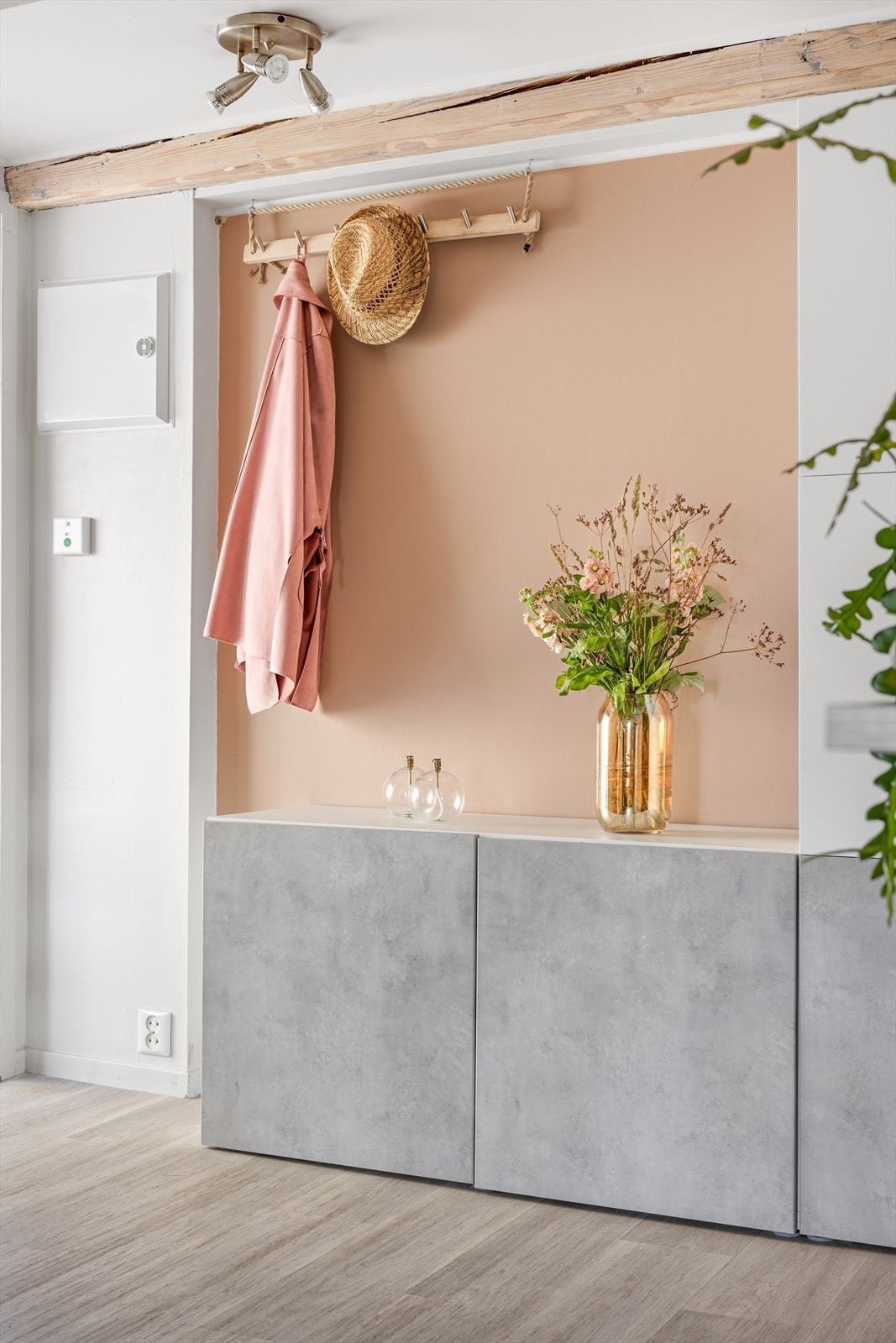 Innbydende entre i åpen løsning med stue og kjøkken. Galleribilde