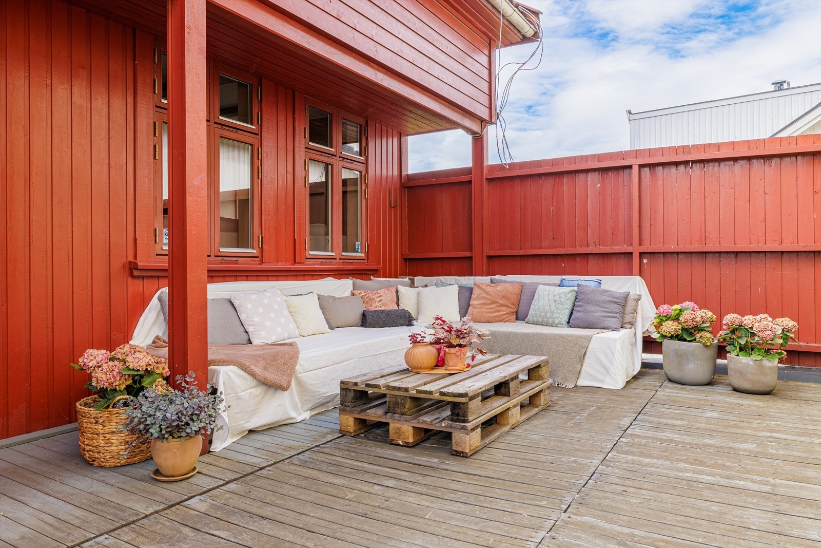 Ved leilighetens inngangsparti har man anledning til å ha en skjermet og solrik uteplass hvor lange sommerdager kan nytes. Galleribilde