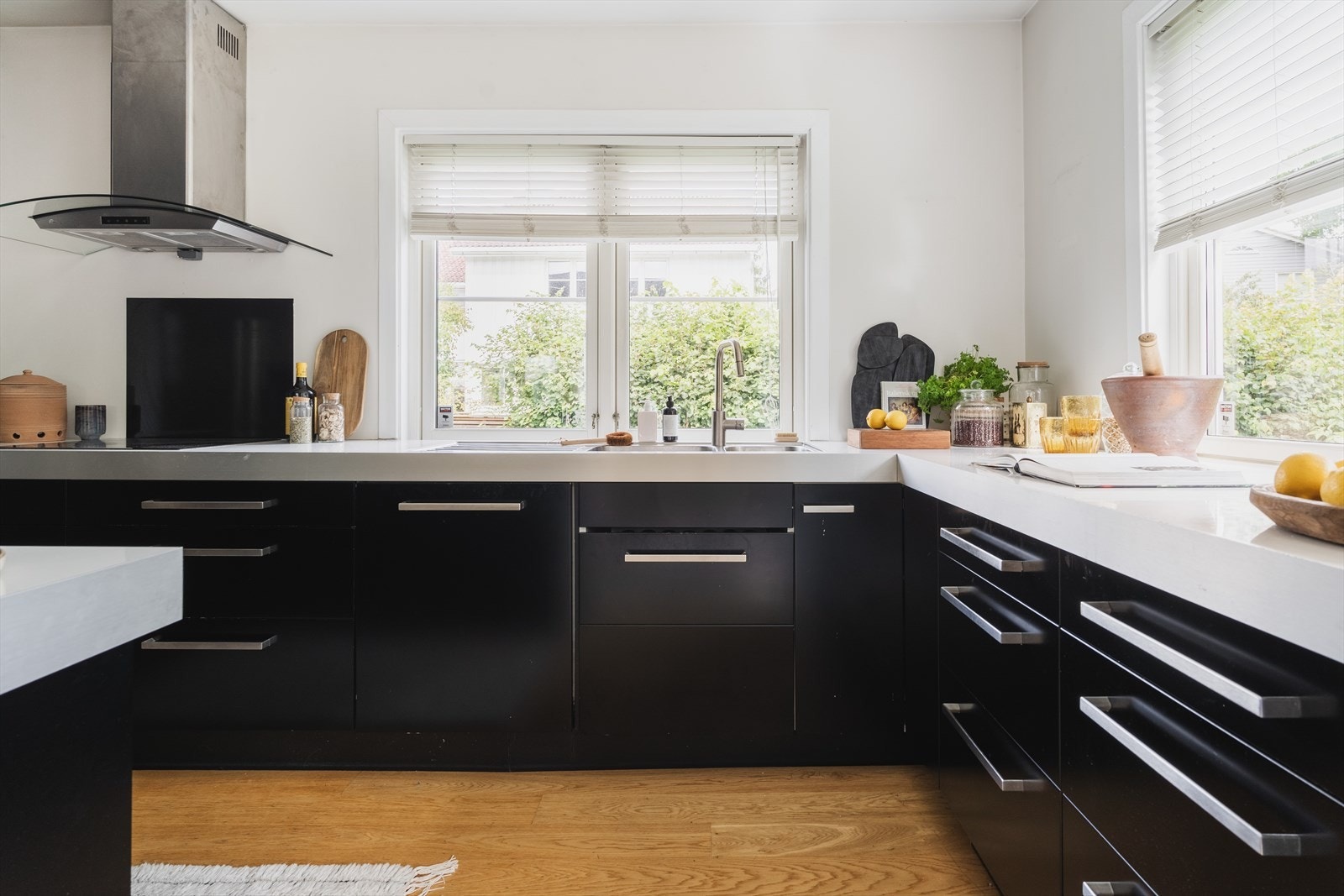 Innredning med mørke, glatte fronter og lys benkeplate Galleribilde