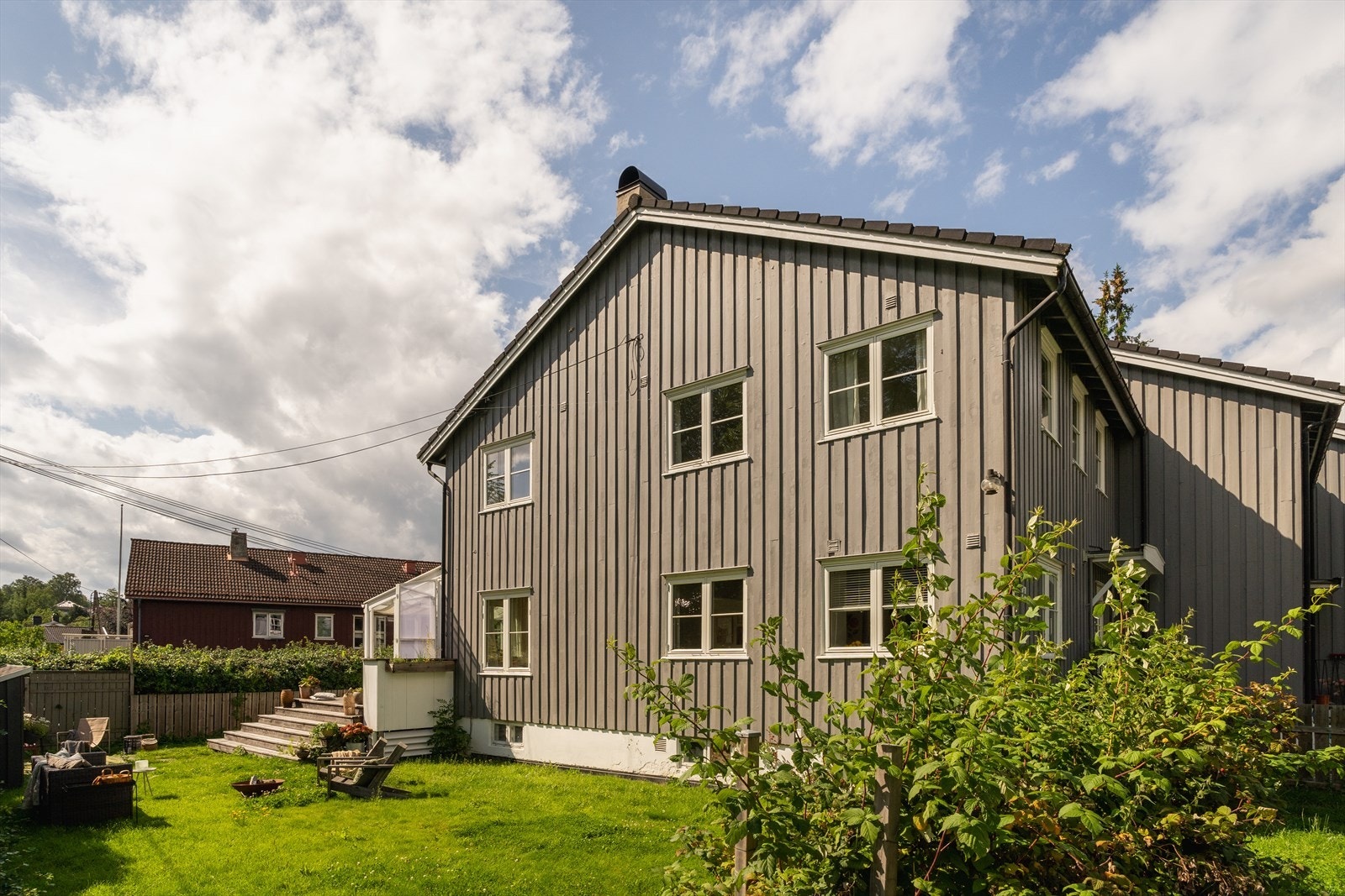 Boligen er en del av en rekke eneboliger og ligger på enden Galleribilde