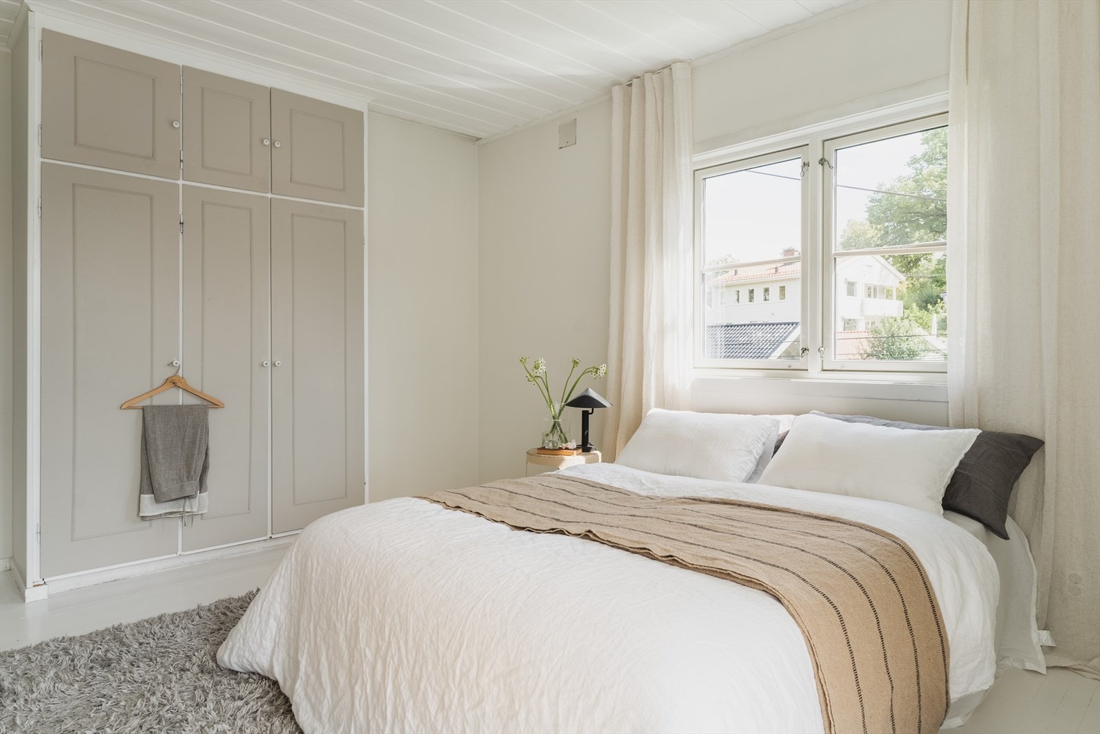 Soverommet har fransk balkong og store vindusflater som gir godt med lys og luft Galleribilde