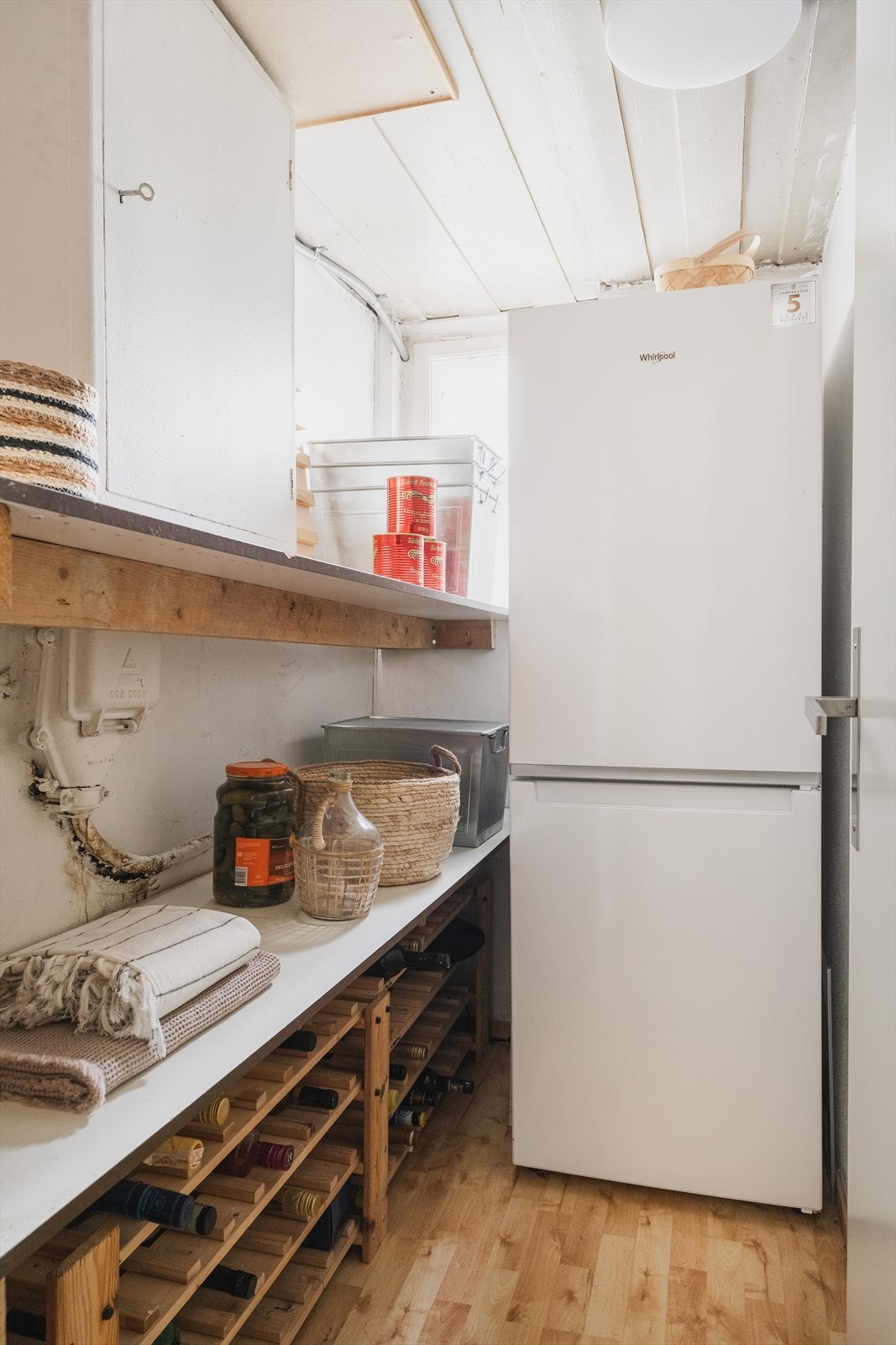 Det er godt med lagringsplass i flere boder/teknisk rom i kjelleren Galleribilde