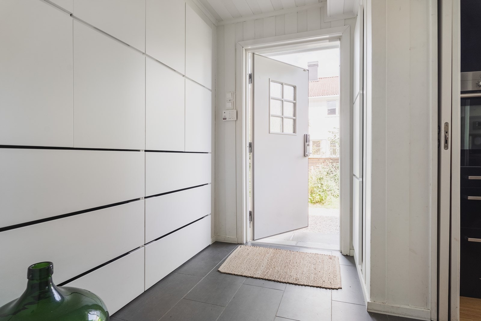 Velkommen inn! I gangen er det innholdsrikt garderobeskap med plass til oppbevaring av yttertøy Galleribilde