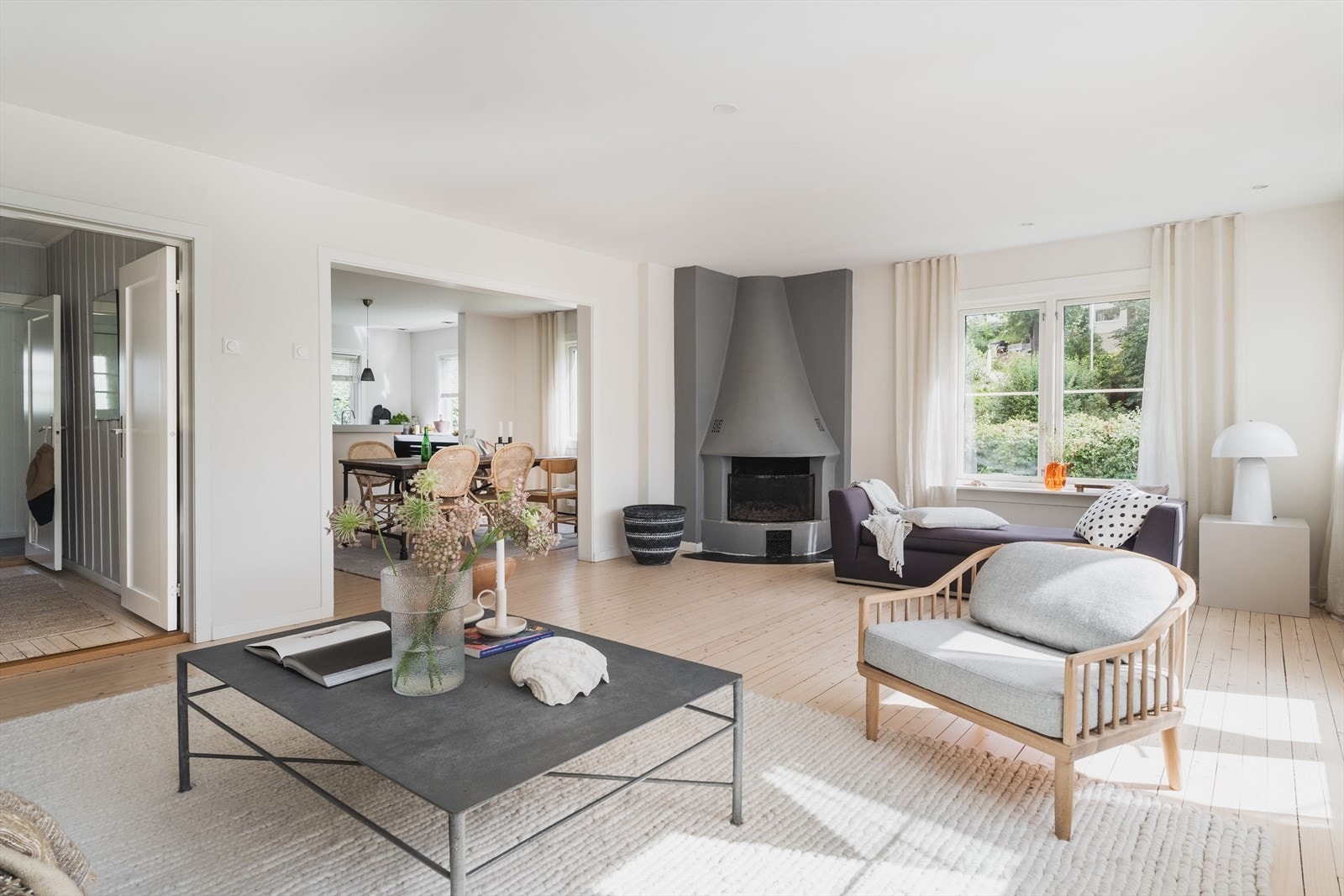 Stuen er i dag innredet med spisestue i den ene delen og dagligstue i den andre delen Galleribilde