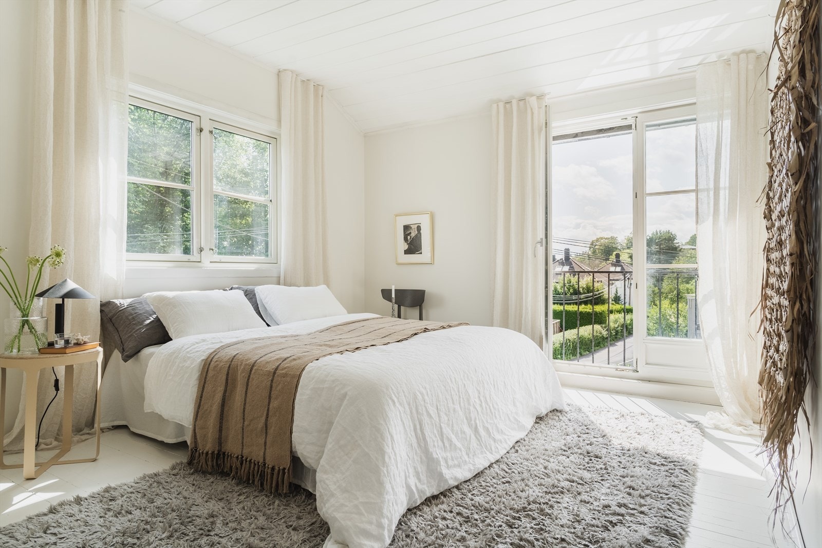 På hovedsoverommet er det god plass til dobbeltseng, nattbord og innbebygd garderobeskap Galleribilde