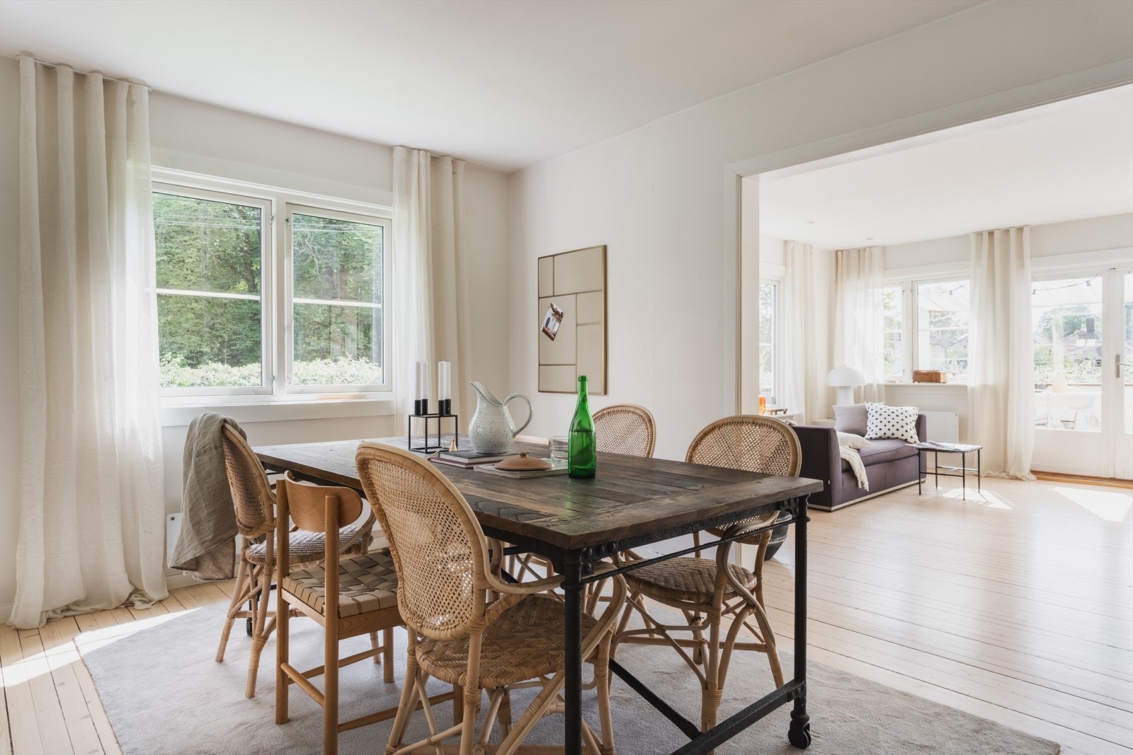 Ved kjøkkenet er det egen spisestue Galleribilde