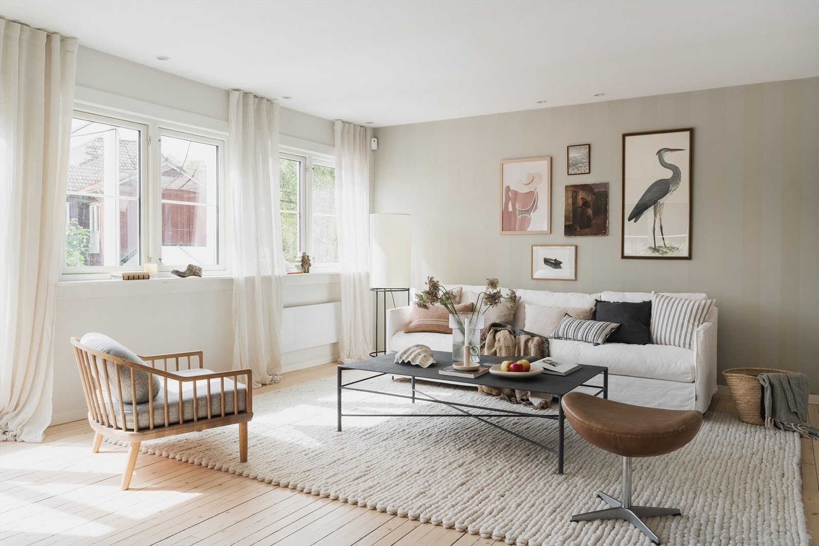 Det er god plass til stor sofagruppe med tilhørende sofabord og underholdningsavdeling Galleribilde