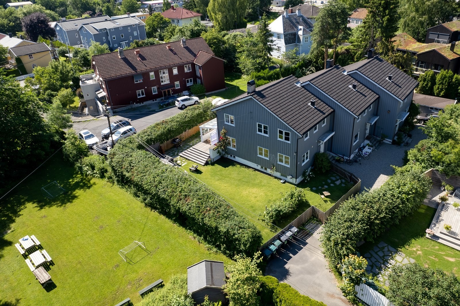 En meget innholdsrik og tiltalende familiebolig med tilbaketrukket beliggenhet Galleribilde